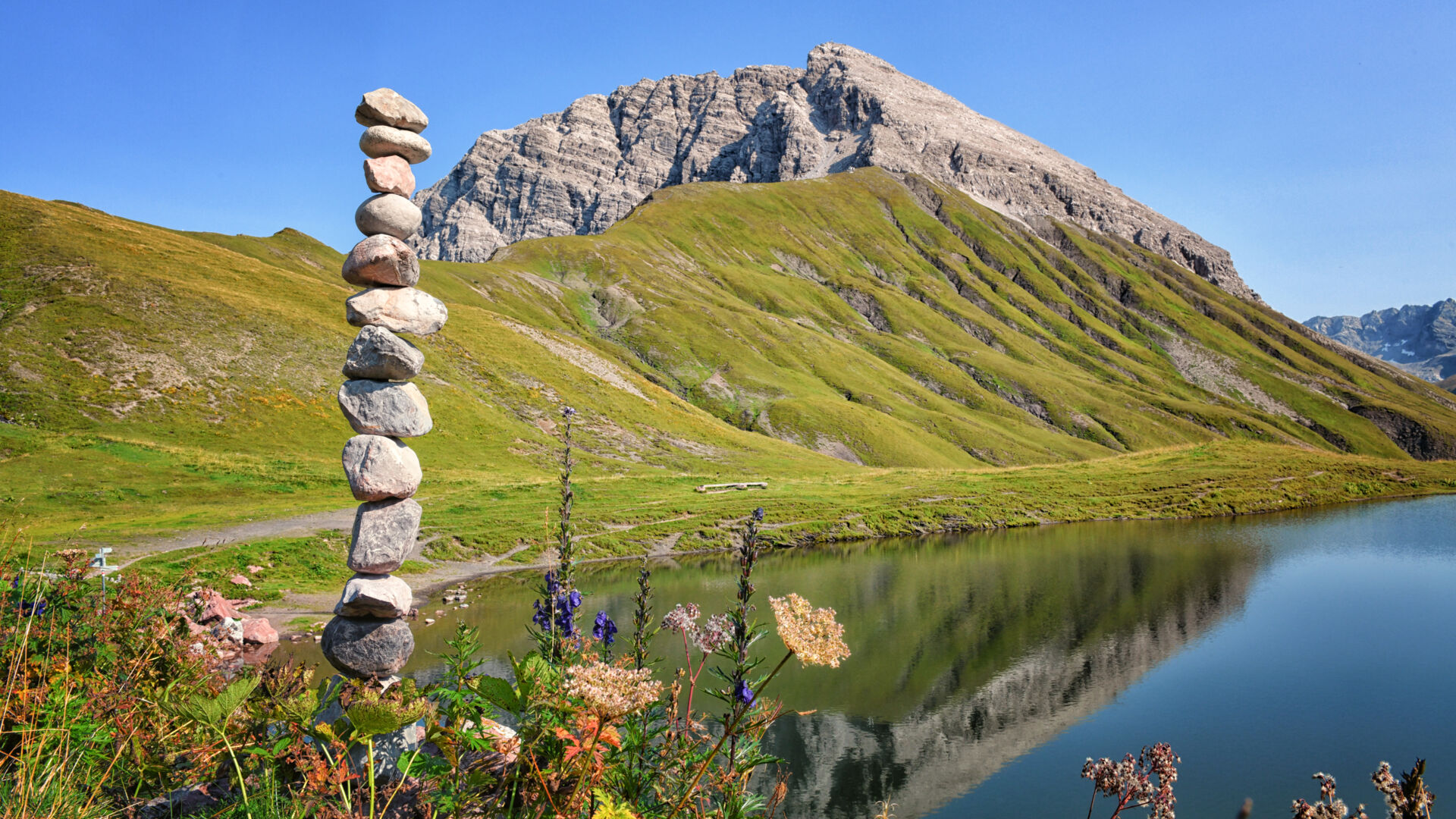 Steininstallation mit Blick auf den Monzabonsee