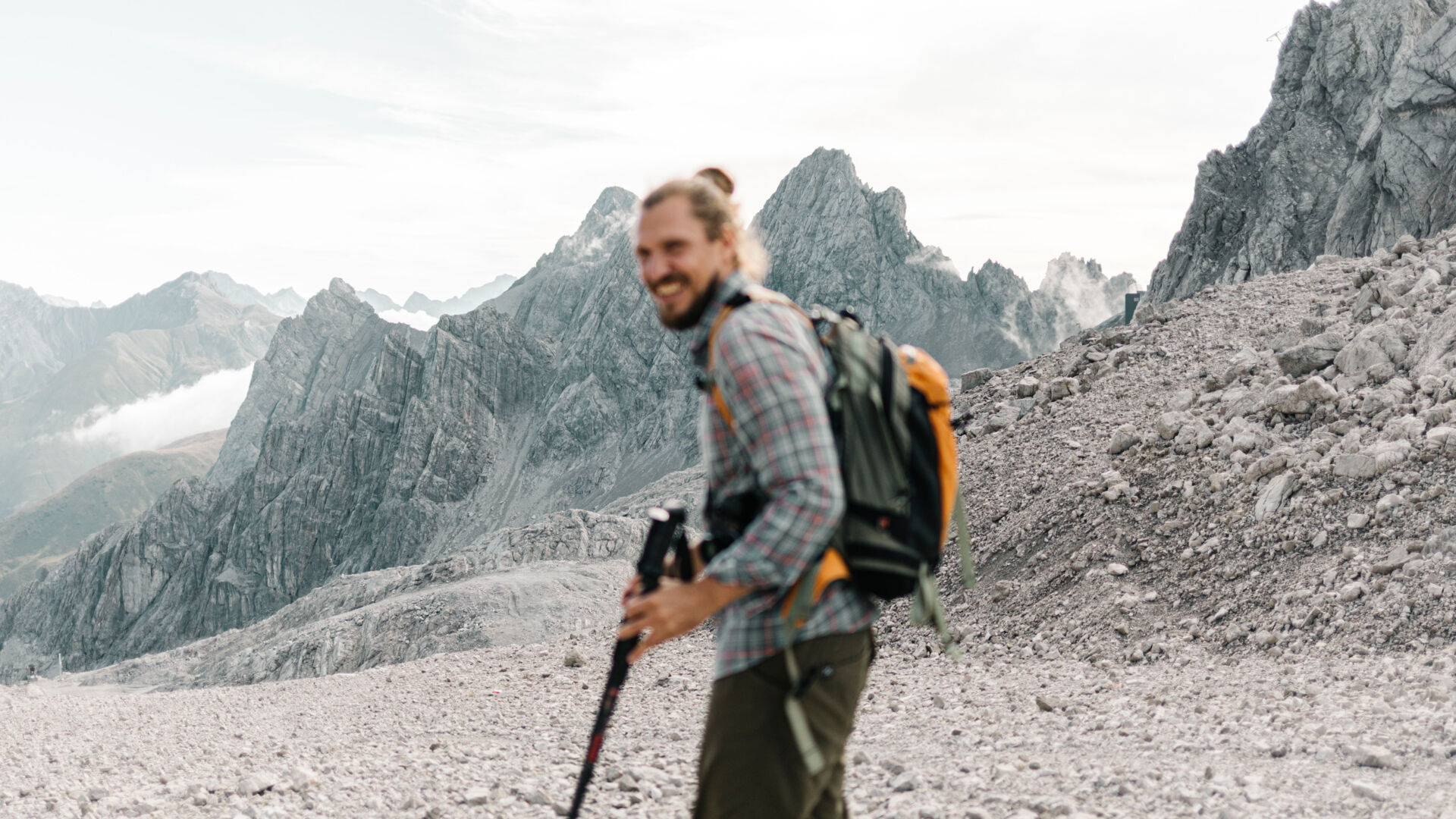 Wanderer steht vor einer kargen Felslandschaft