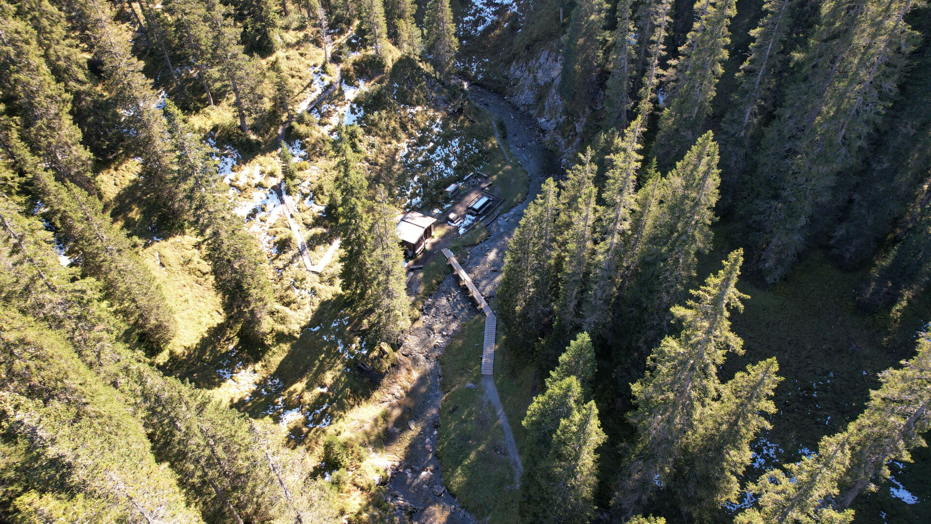 Einladender Grillplatz im Wald von Lech - Grillplaetze_Lech_Waldcamp_LZTG_by_Dietmar_Hurnaus (1)