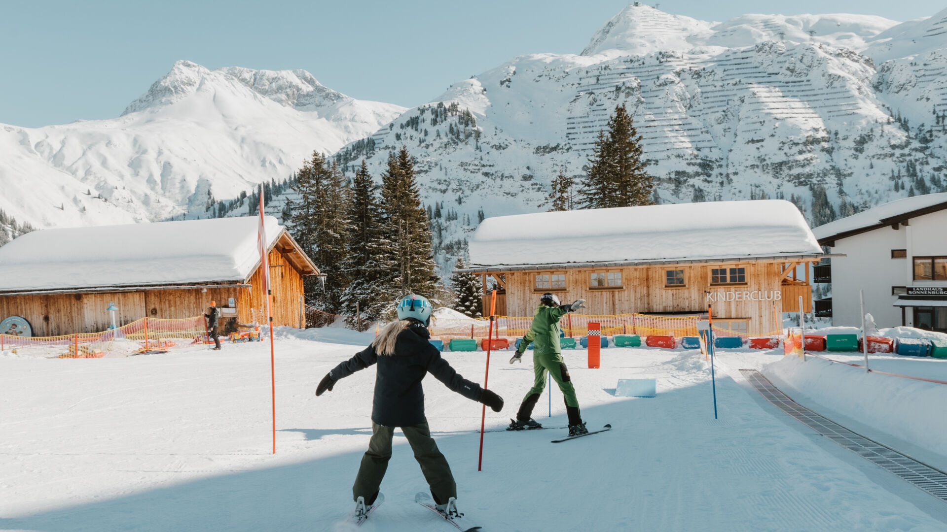 Skilehrerin mit Kind im Kinderclub 