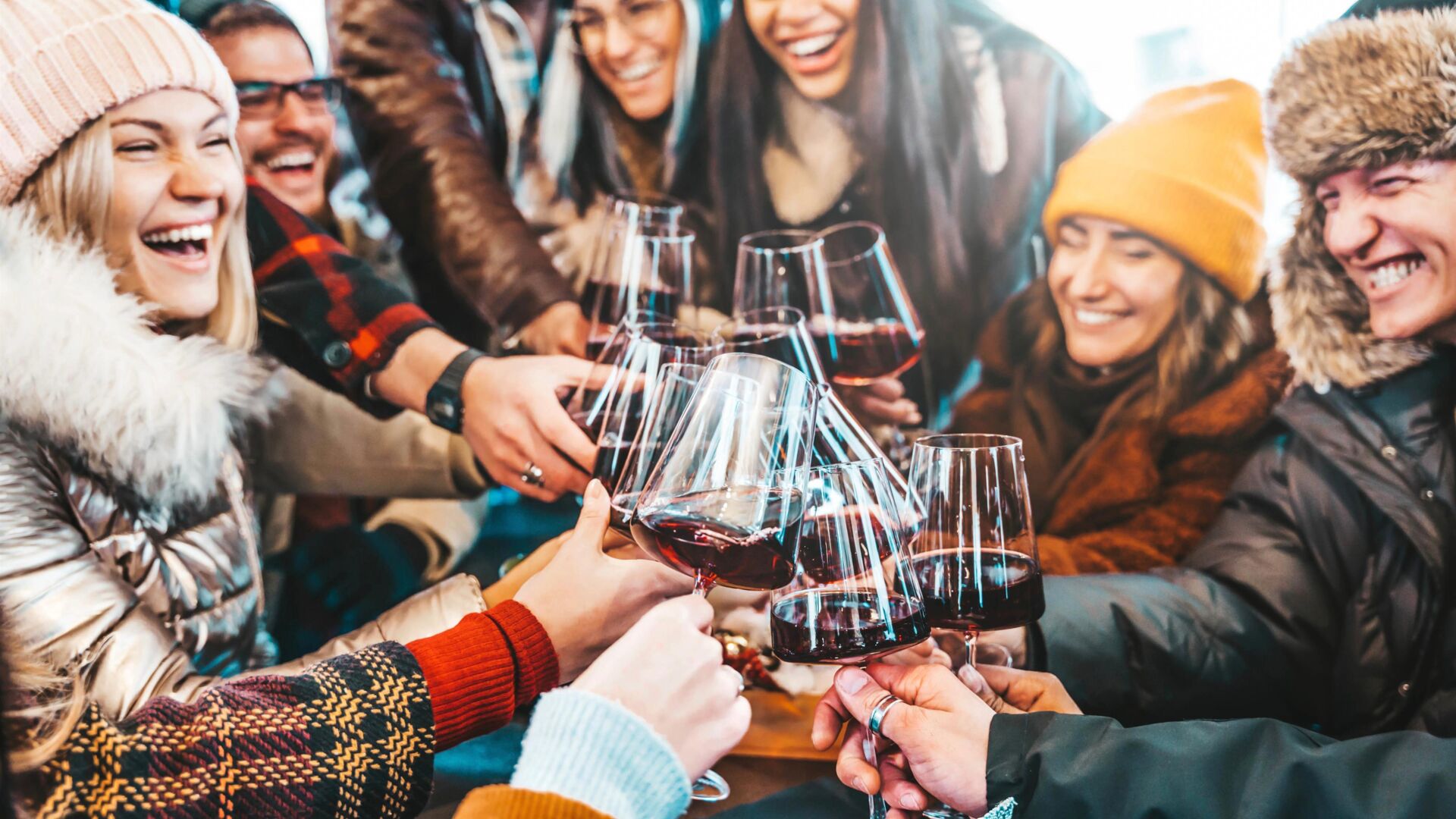 Freunde feiern zusammen