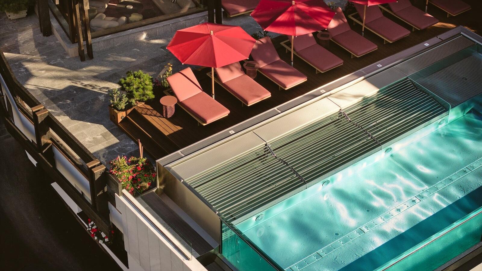 Burg Hotel Infinity Pool Liegen Vogelperspektive
