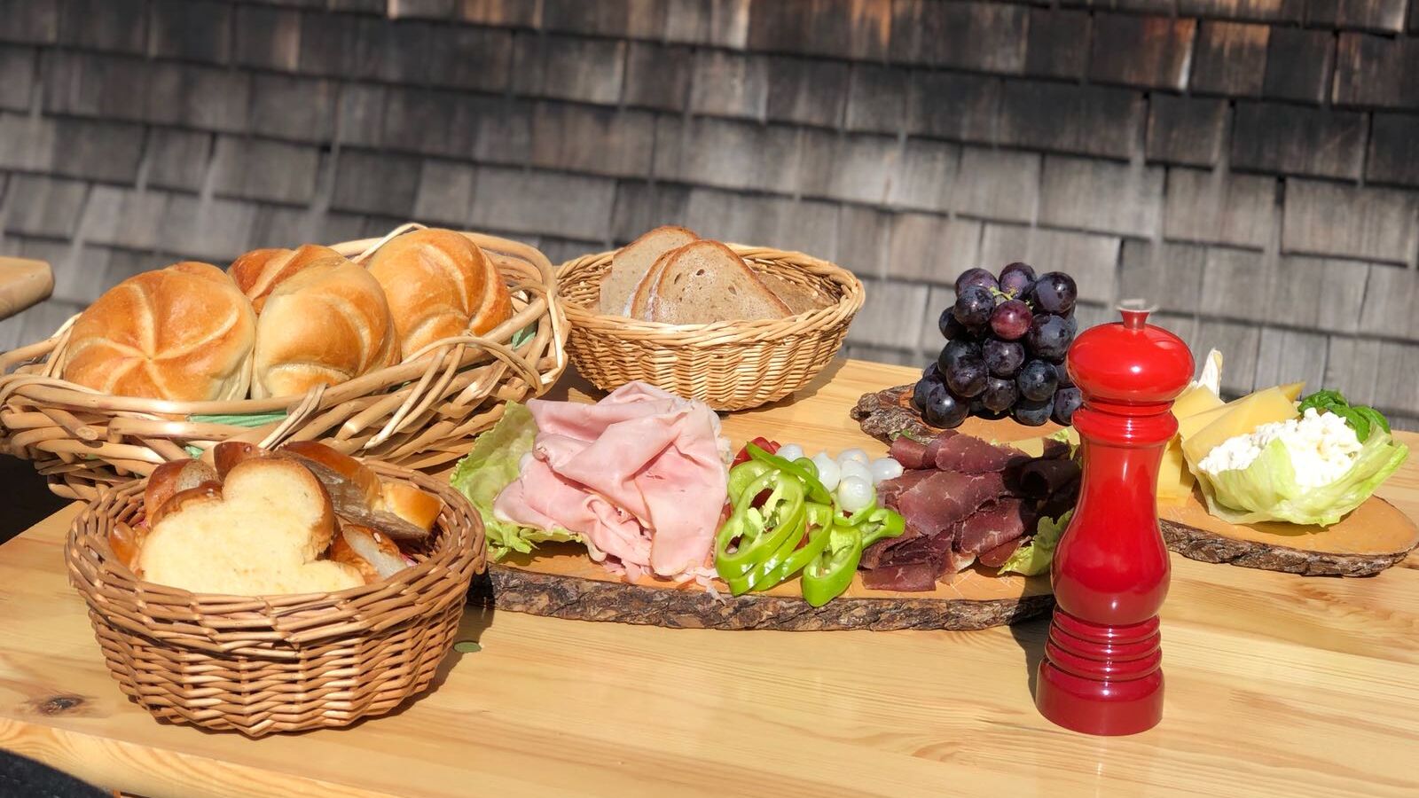 Deftige Brotzeit auf der Kaltenberghütte