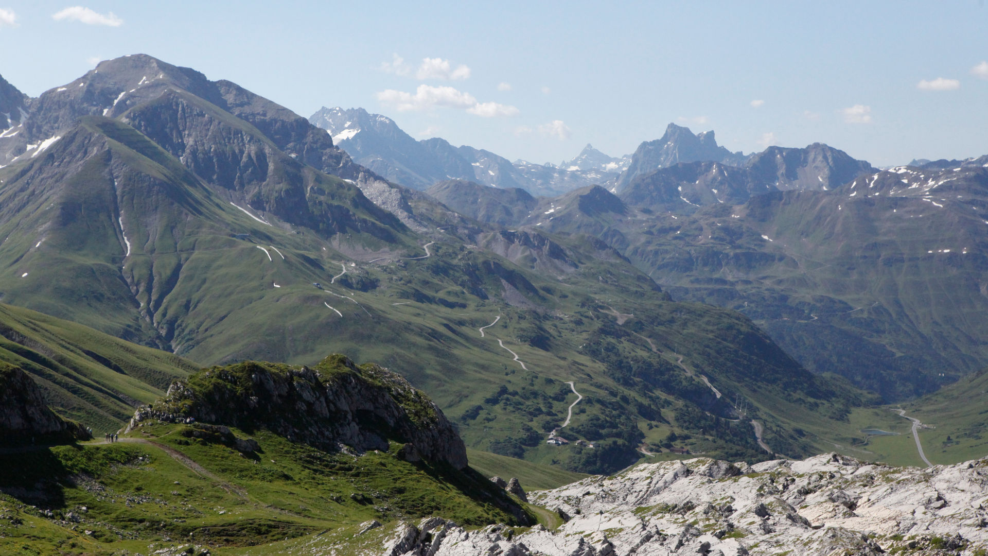 Blick über den Geoweg am Rüfikopf mit weitläufigem Bergpanorama