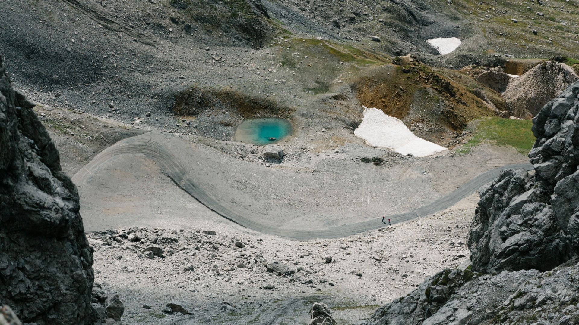 Der Weg gibt hier und da Tiefblicke ins Tal.