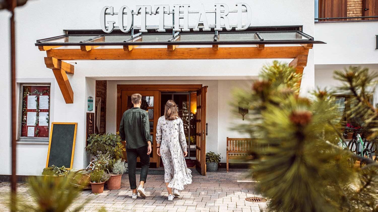 Eingangsbereich Sommer - Hotel Gotthard