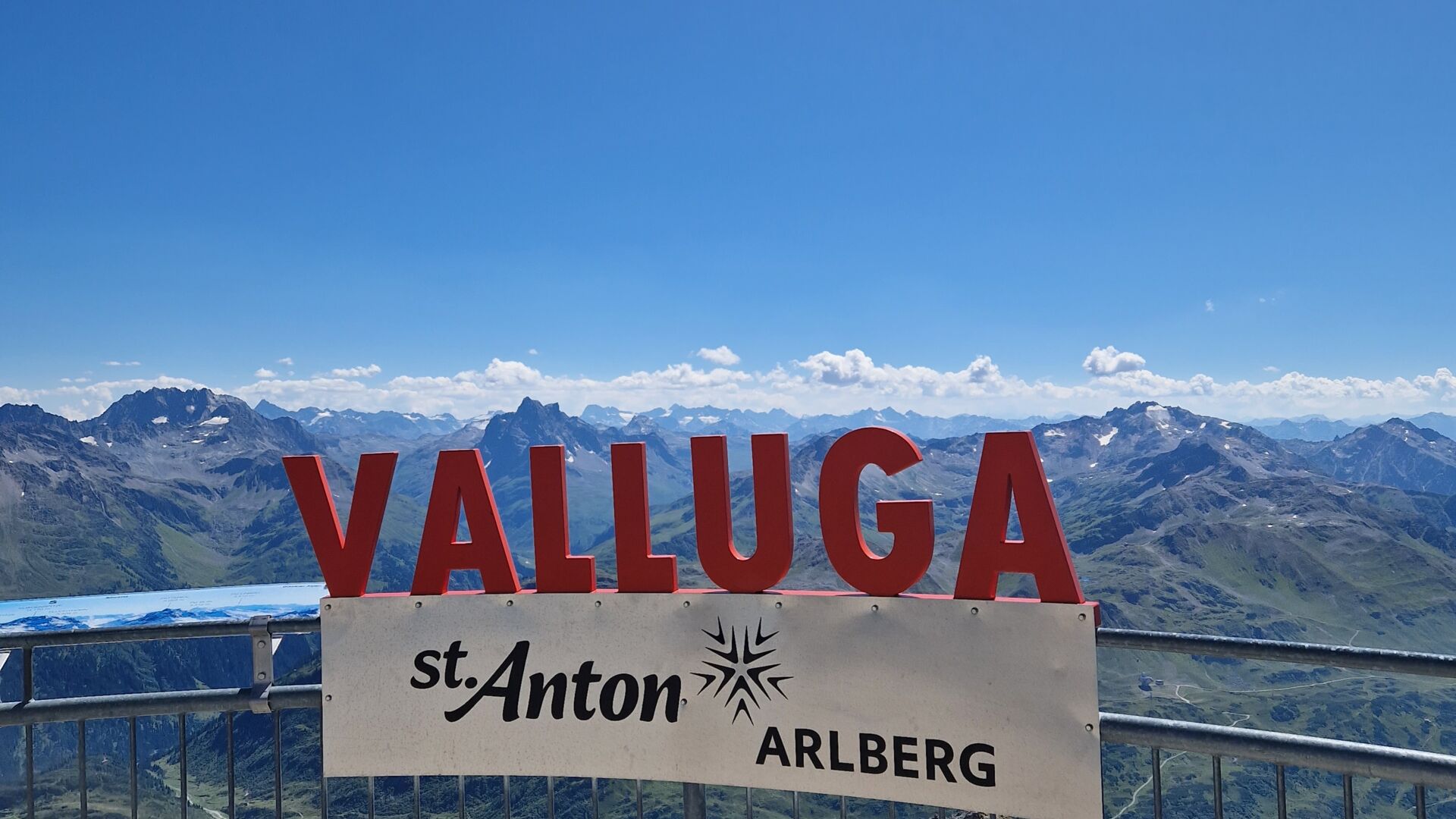 Aussicht auf das herrliche Bergpanorama von der Aussichtsplattform Valluga am Arlberg