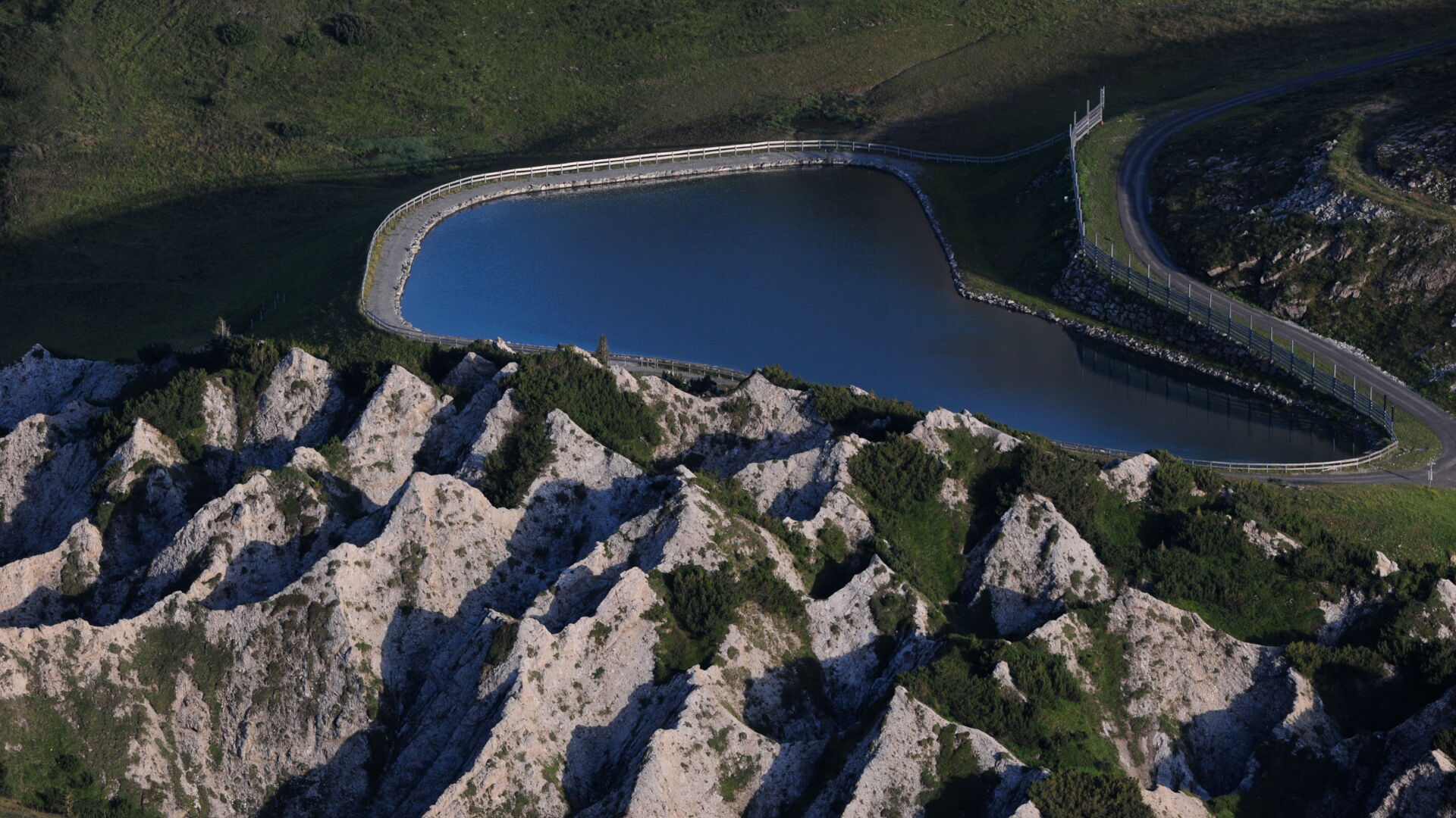 Blick auf den Krieger Speichersee, davor erstrecken sich die Gipslöcher im grau-grünen Farbenspiel