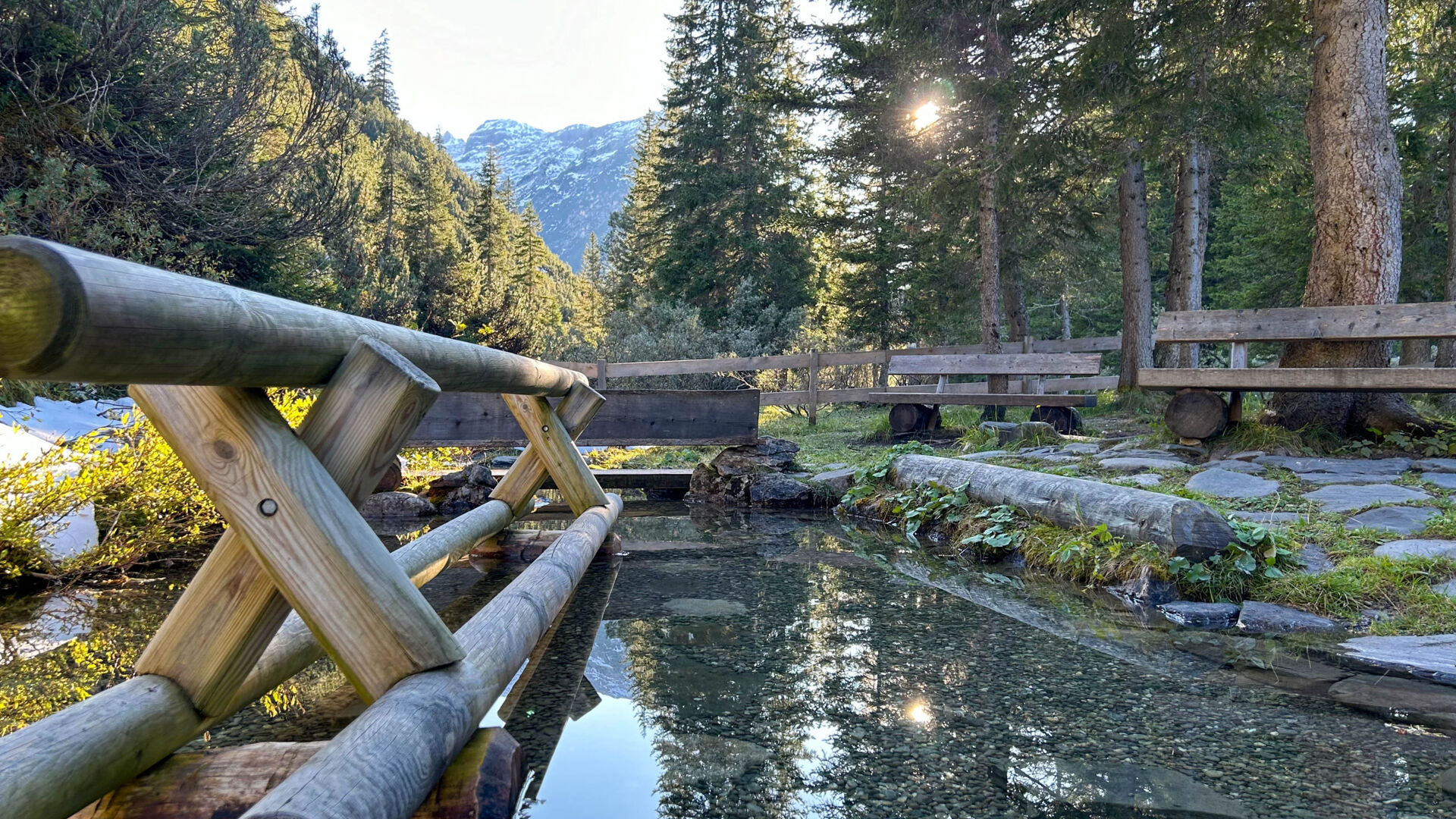 Kneippstelle im Wald zwischen Lech und Zug - kneippen-lech-zuers-vorarlberg-2024
