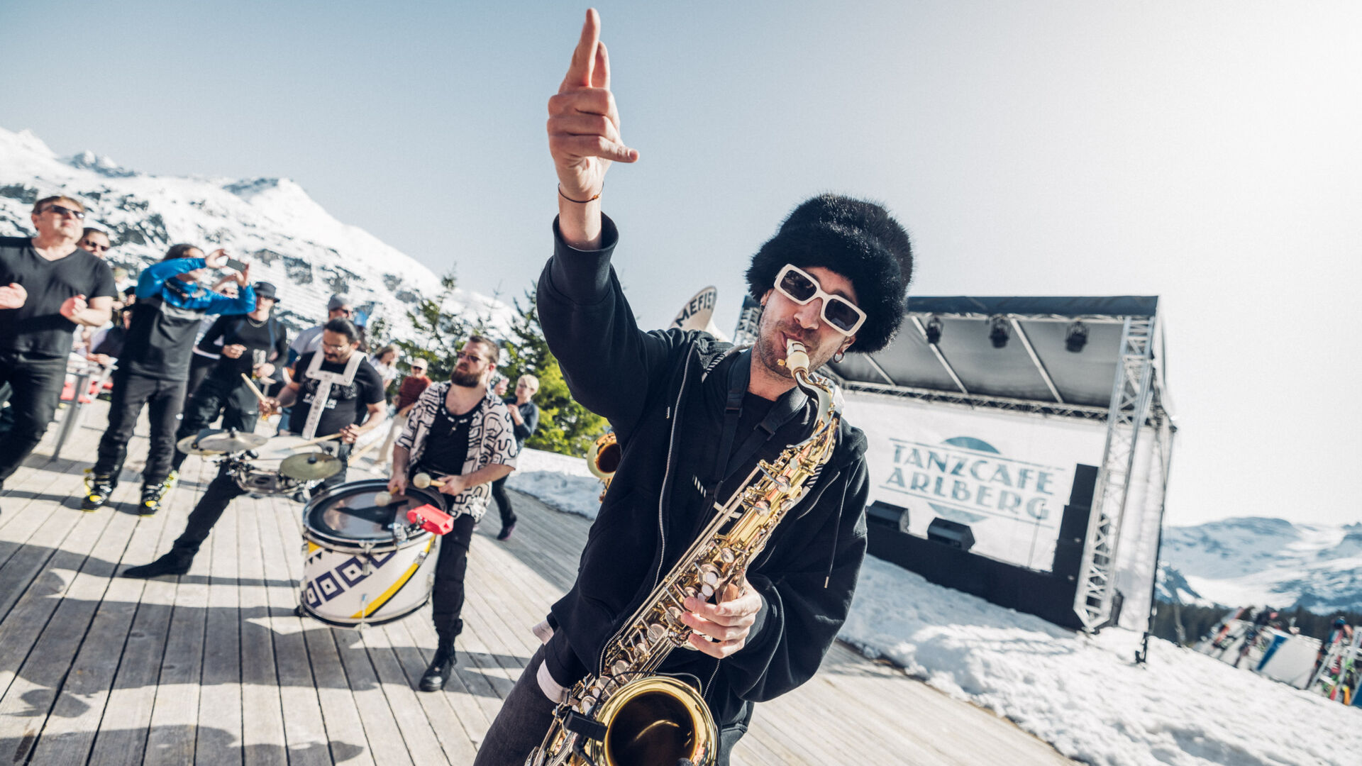 tanzcafe-arlberg-music-festival-schnee-sonne