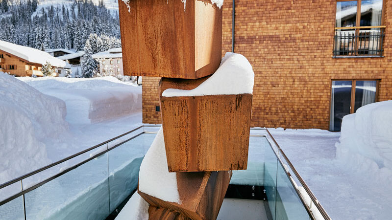 steine-artwalk-winter-hotel-auriga-lech-zuers