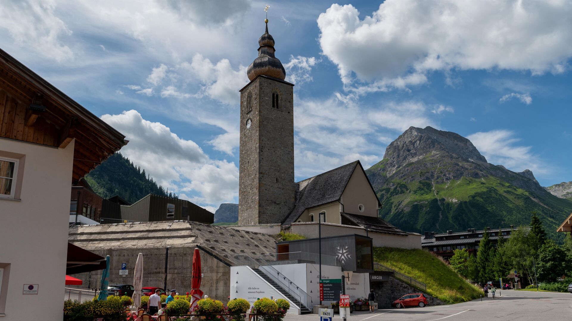 Parkgarage Anger und die Lecher Kirche