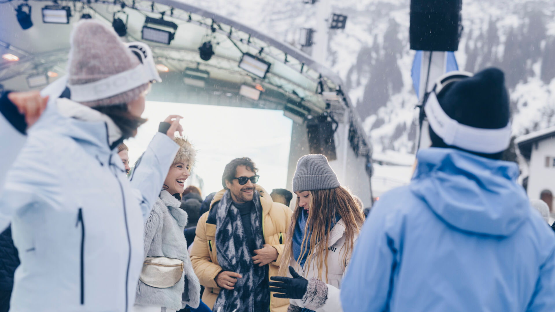Tanzende Partybesucher beim Winteropening