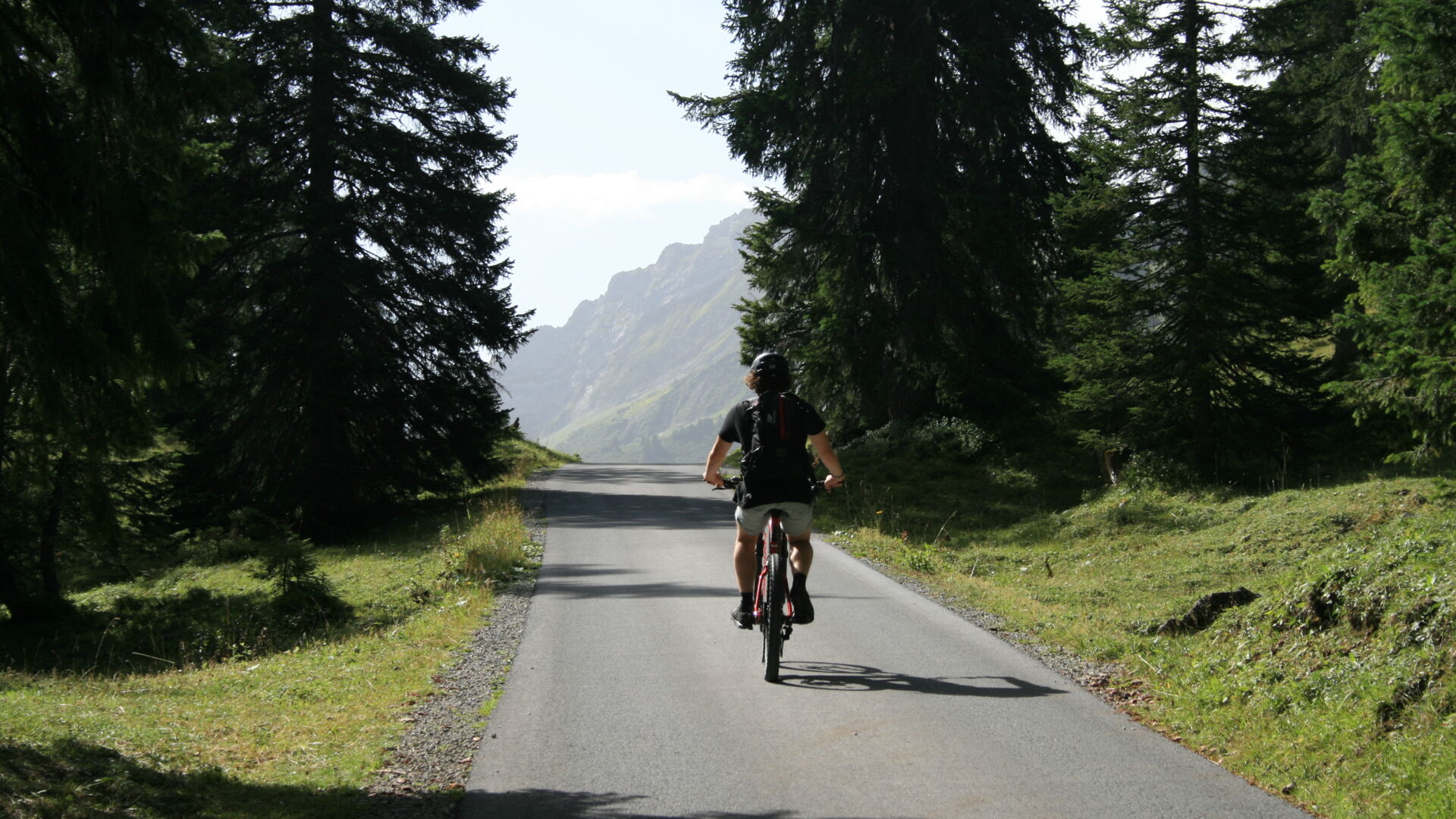 Radfahrer fährt mit  dem Rad ins Zugertal