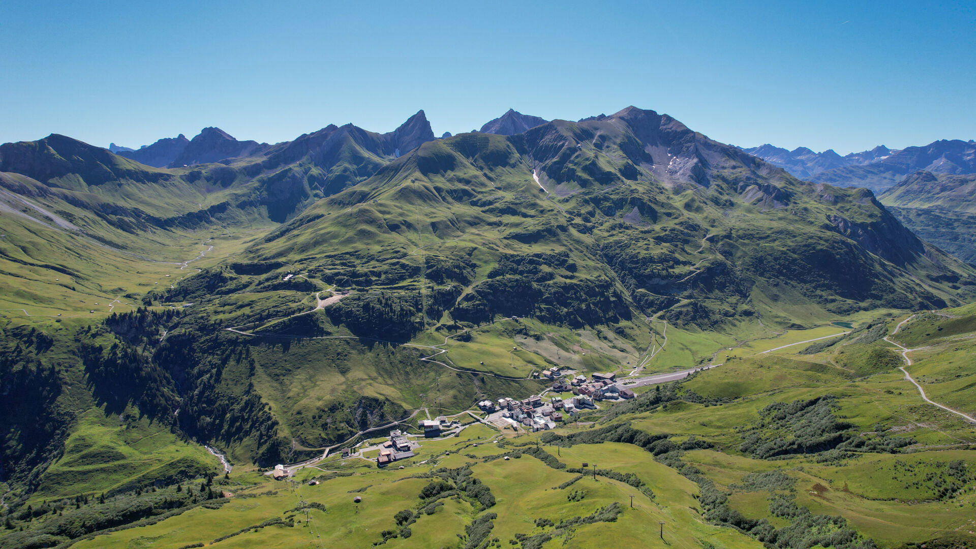 Blick auf Zürs im Sommer eingebettet in einer wunderschöner Berglandschaft