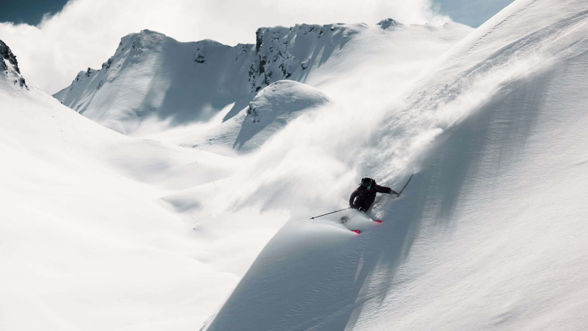 Freerider im Tiefschnee an einer spektakulären Kante