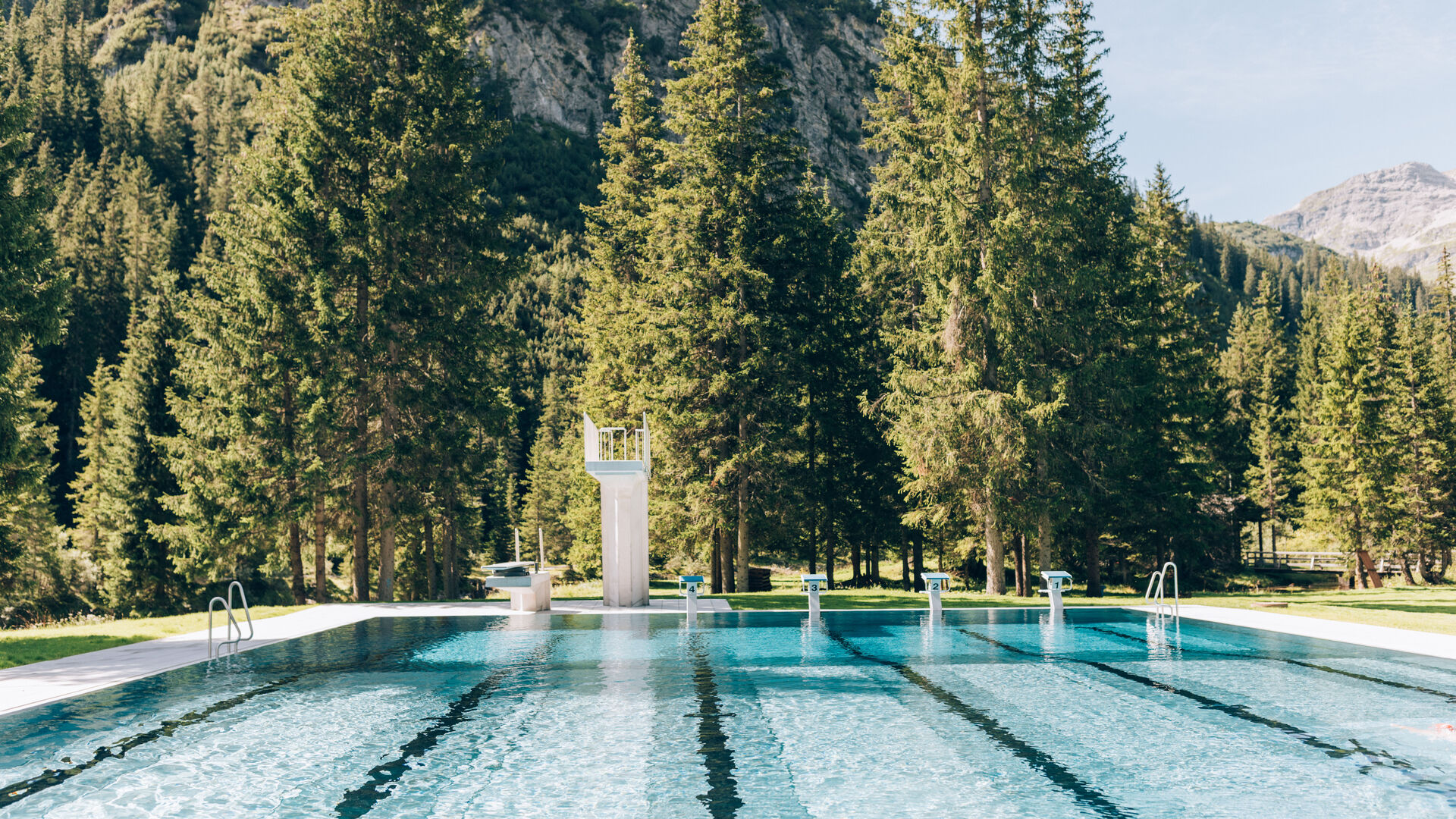 Waldschwimmbad Schwimmbecken im Sommer mit Sprungturm