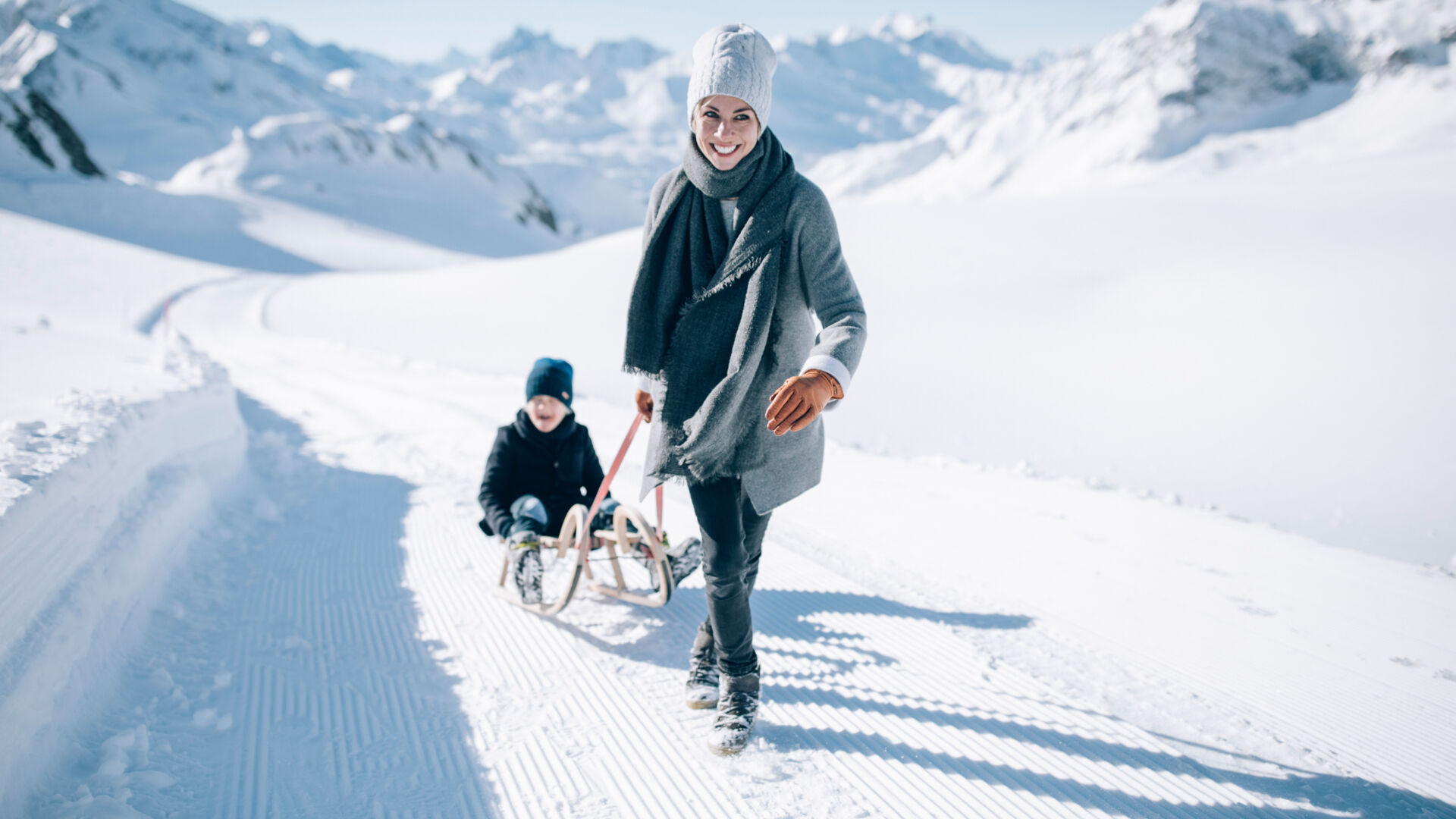 Familie beim Winterwandern mit Rodeln in Lech Zürs