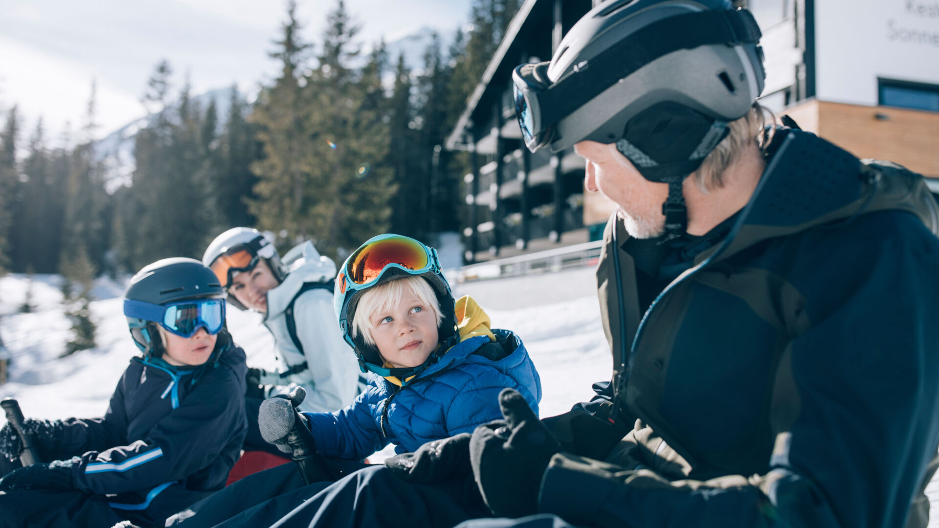 eine Familie mit Zipfelbob bereitet sich auf das Rodeln auf der Rodelbahn in Vorarlberg vor