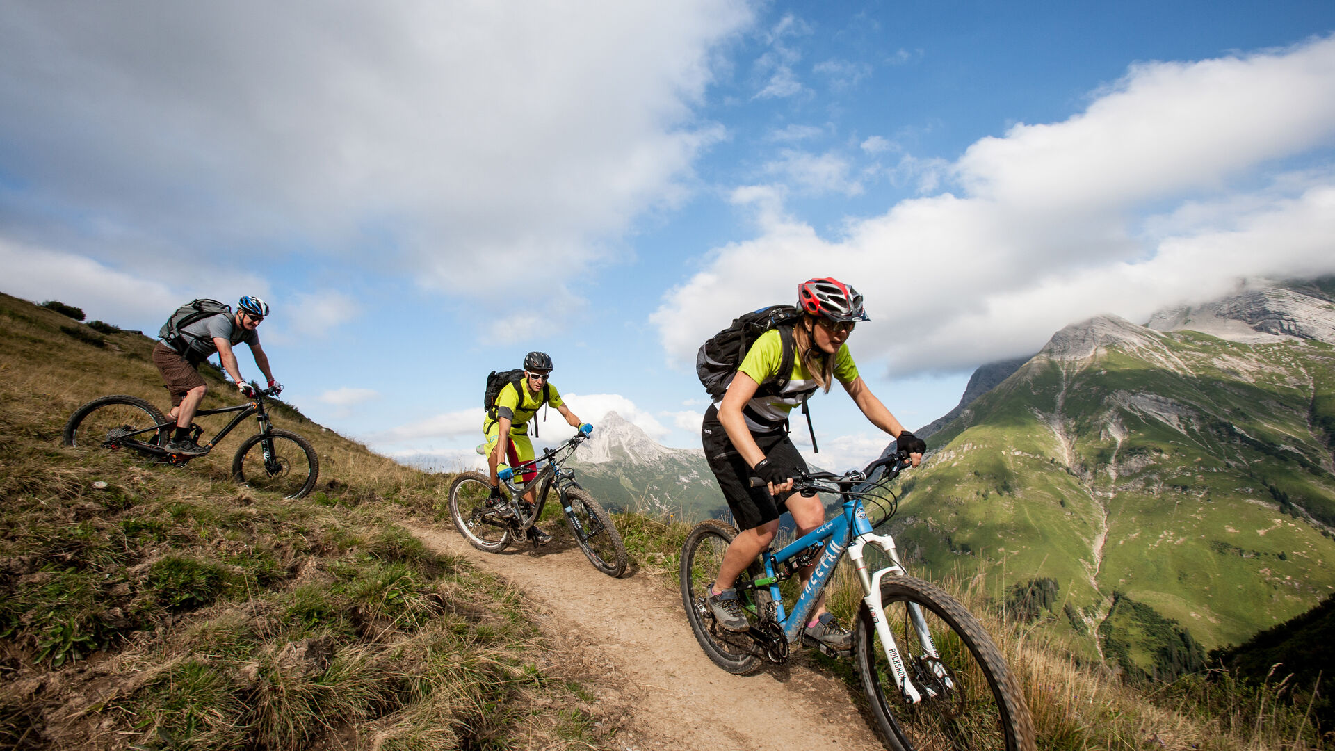 Drei Mountainbiker erkunden auf ihren Bikes die Bikewege von Lech-Zürs