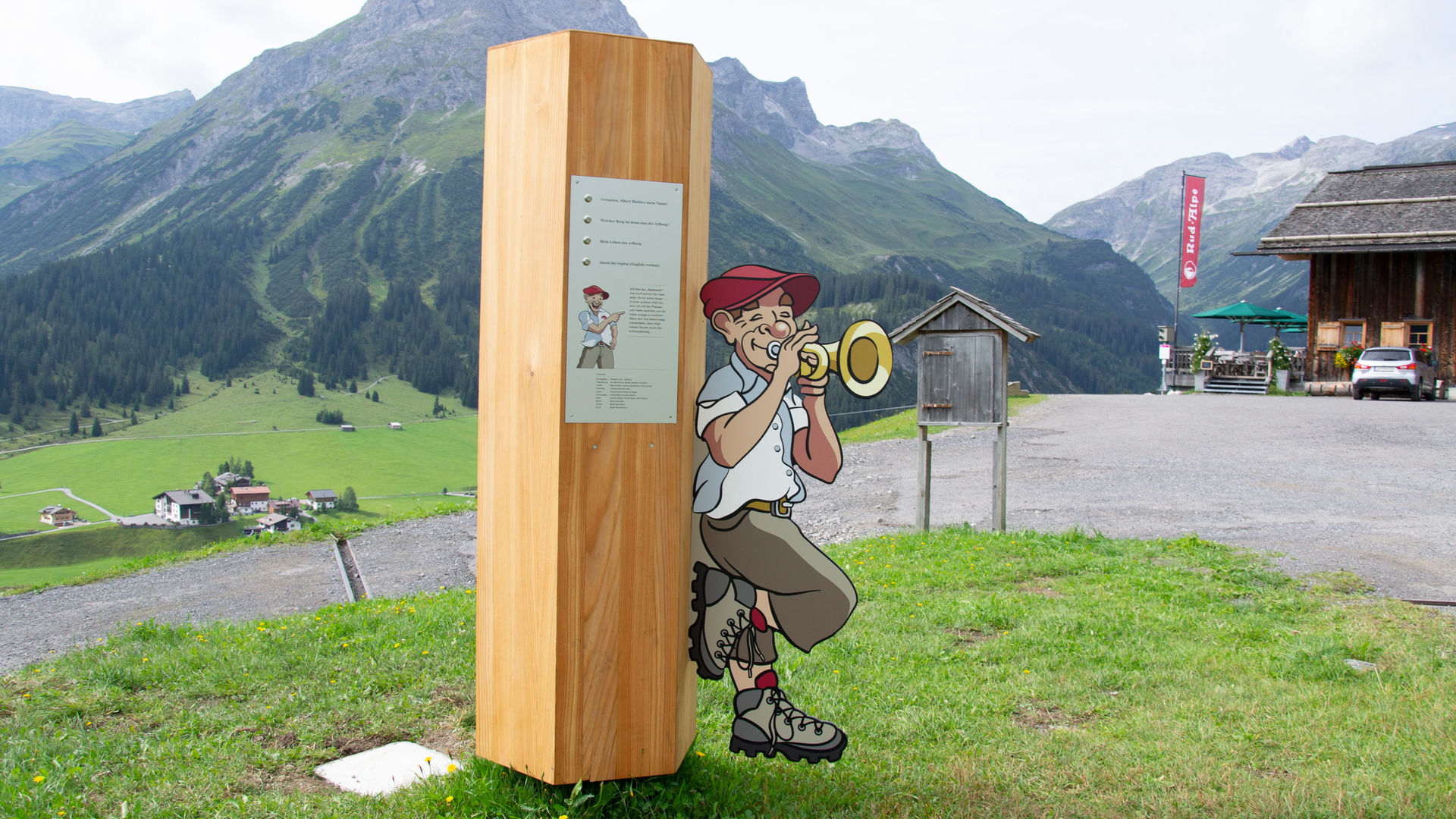 Start- und Zielpunkt des Arlenzauberweg; Informationstafel mit Rud-Alpe im Hintergrund