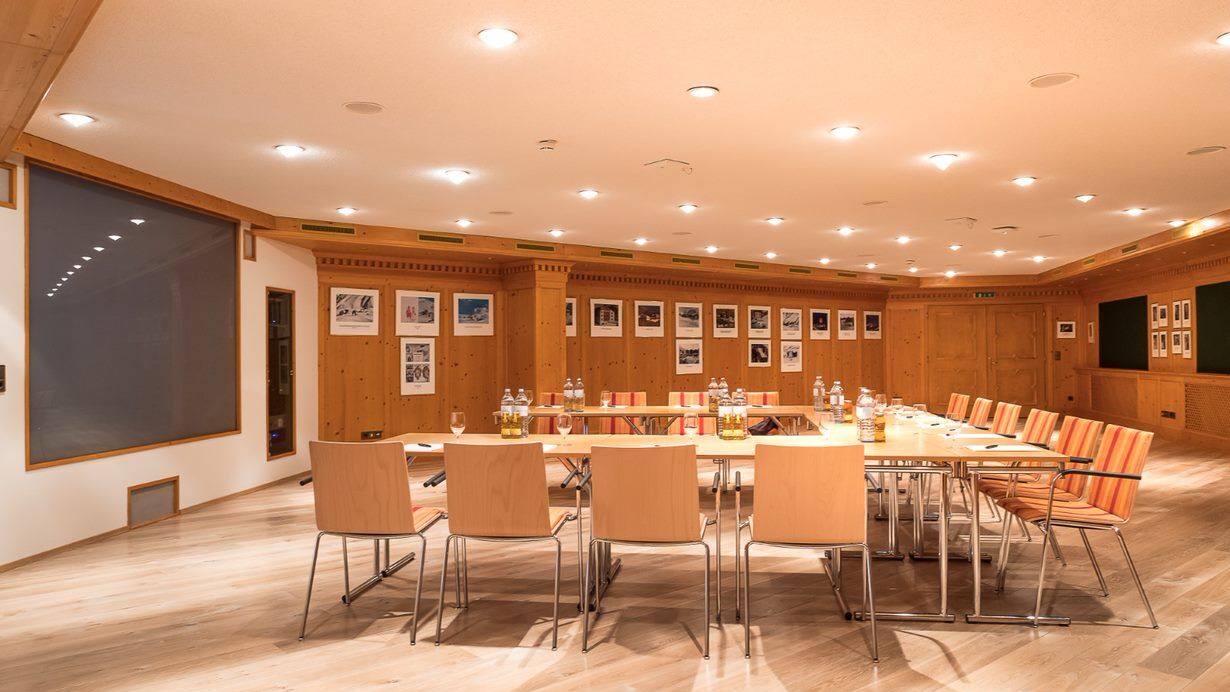 Zürserhof_Seminarraum_Ubestuhlung_steitenansicht