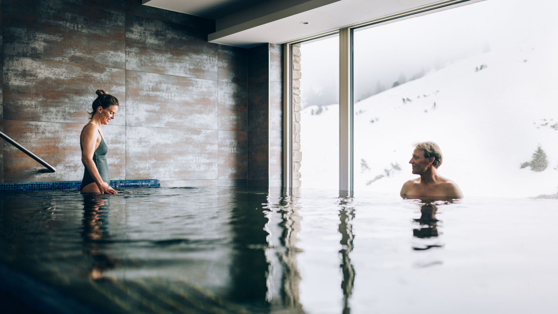 Ein Paar verbringt entspannte Momente im Pool - CSP_20220318_LZTG_Zuers_Family_106