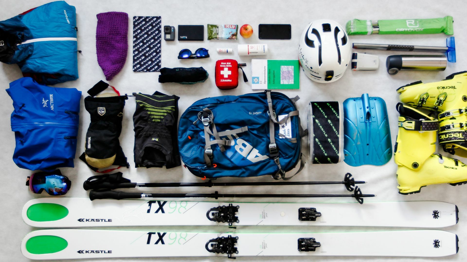 ein Bild für die Packliste zum Freeridern mit Skiern, Skischuhe, Helm, Rucksack etc.