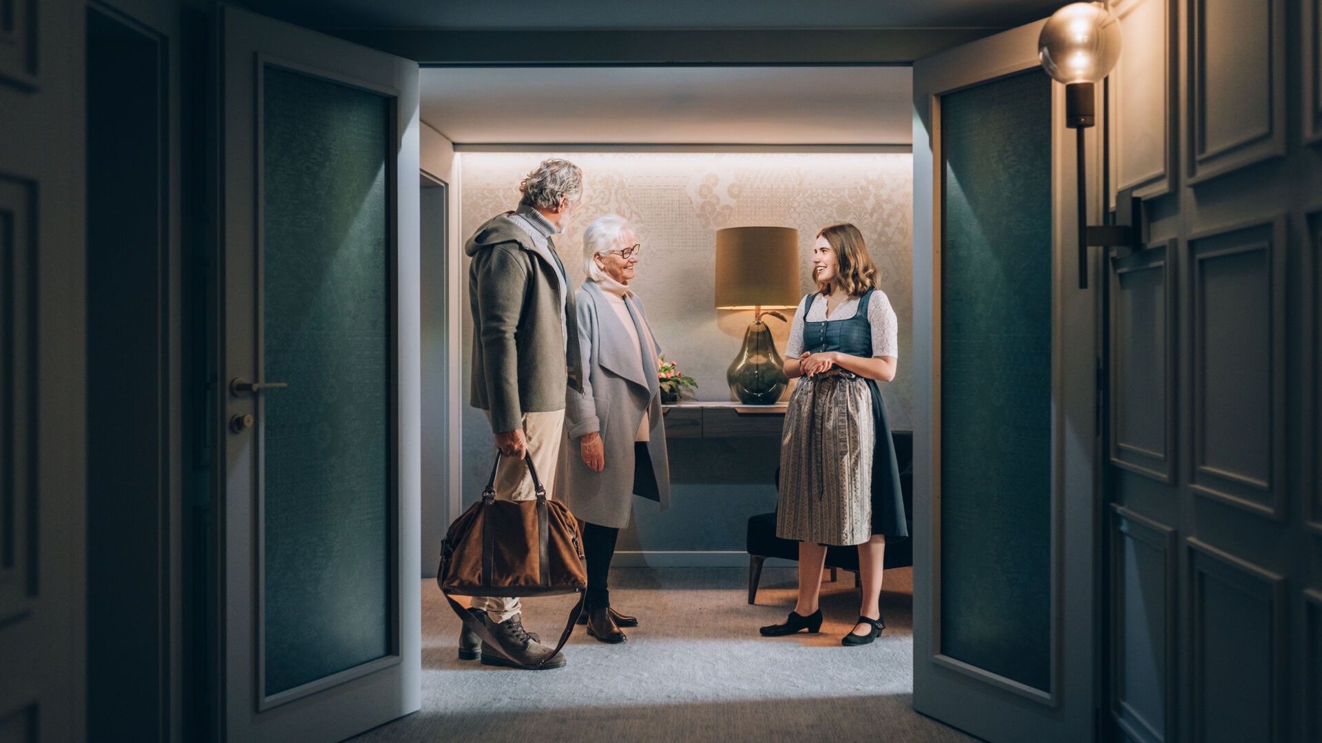 Hotelangestellte zeigt Hotelgästen ihr Hotelzimmer