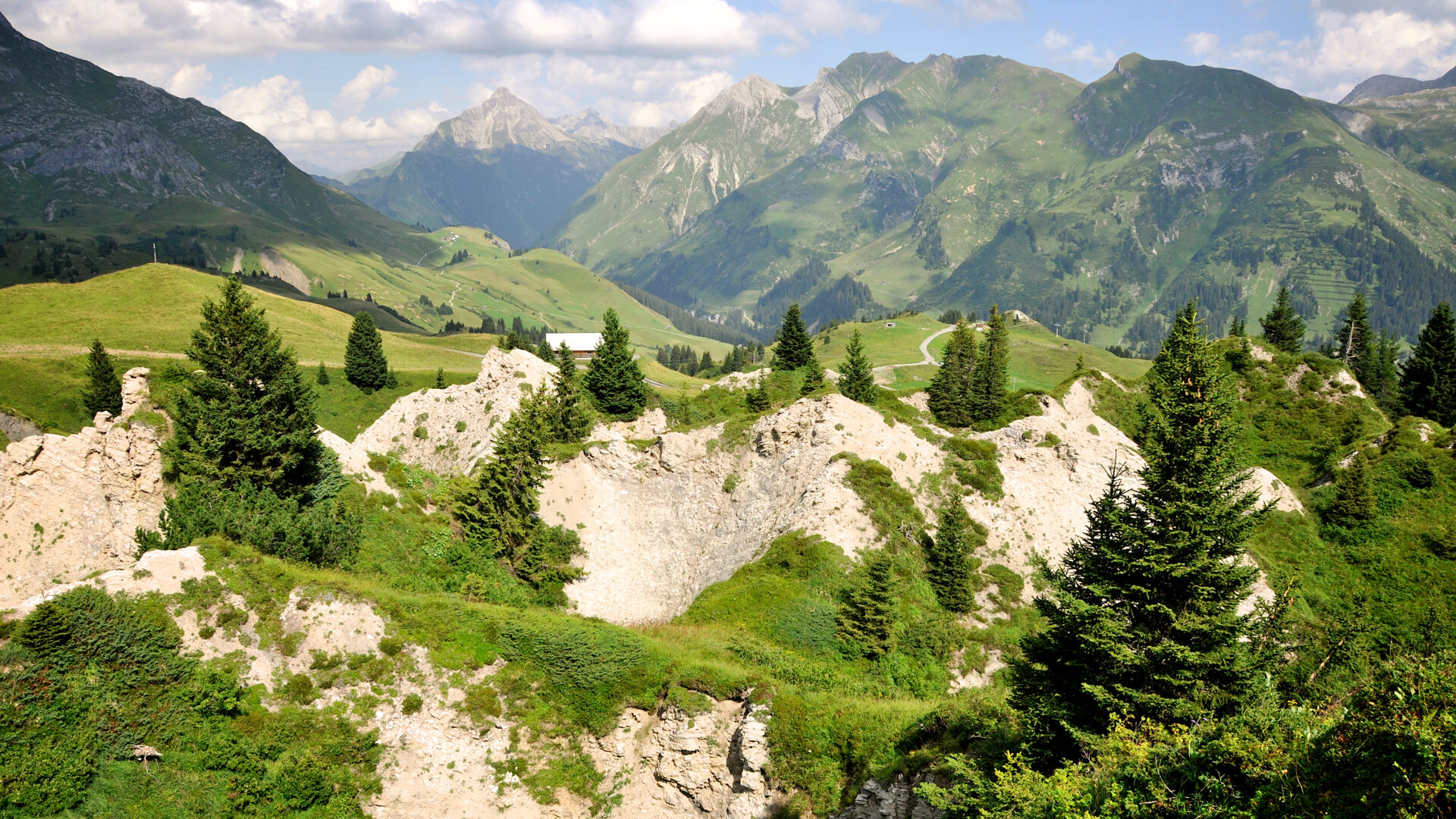 Blick auf die Gipslöcher in Oberlech, vor der herrlichen Bergkulisse