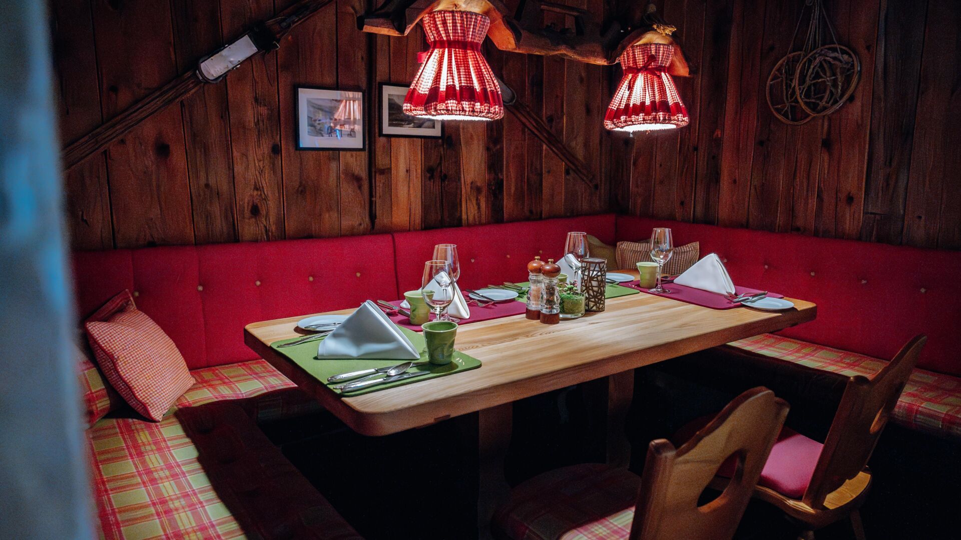 Hotel Goldener Berg DirndlstÃ¼berl