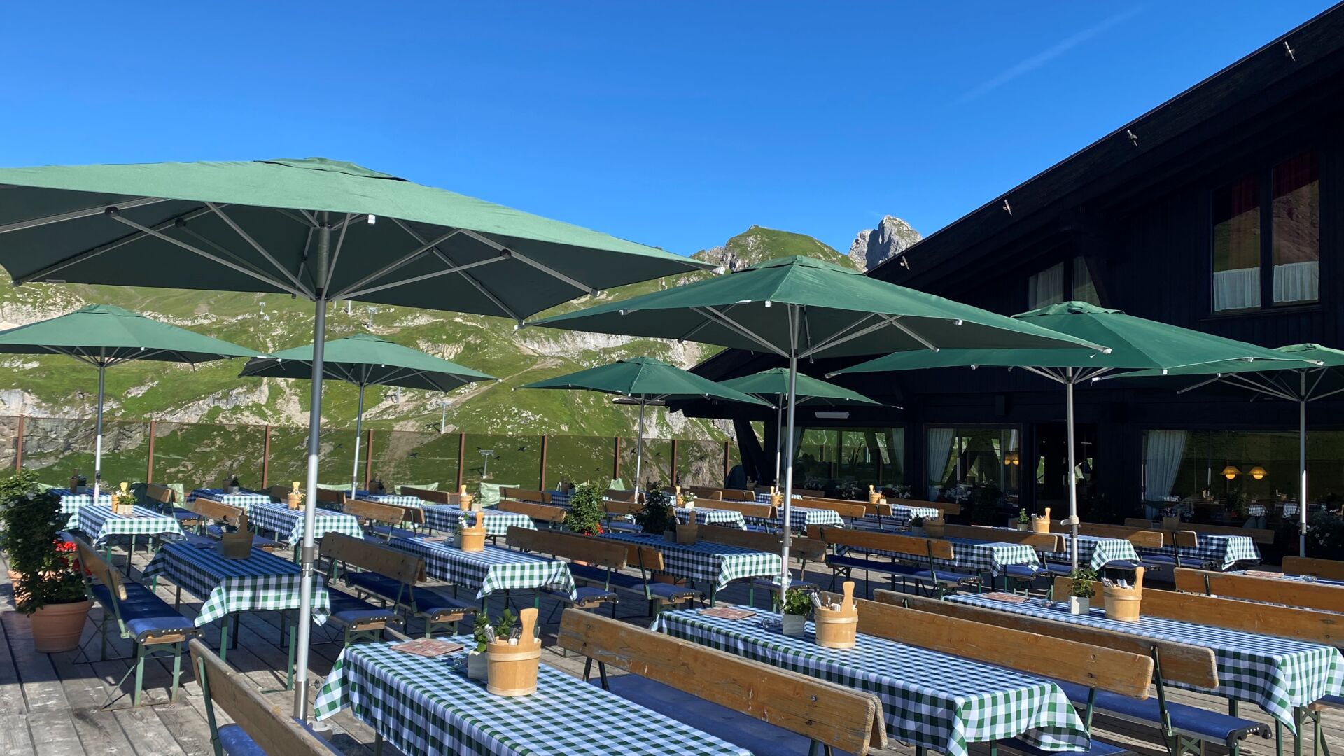 Terrasse mit zahlreichen Tischen und Sitzmöglichkeiten beim Seekopf Restaurant