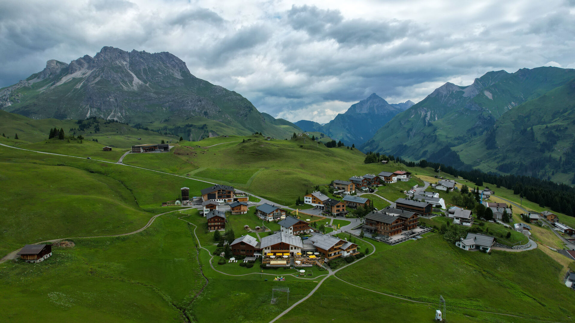 Blick aus der Vogelperspektive auf den Ortsteil Oberlech im Sommer