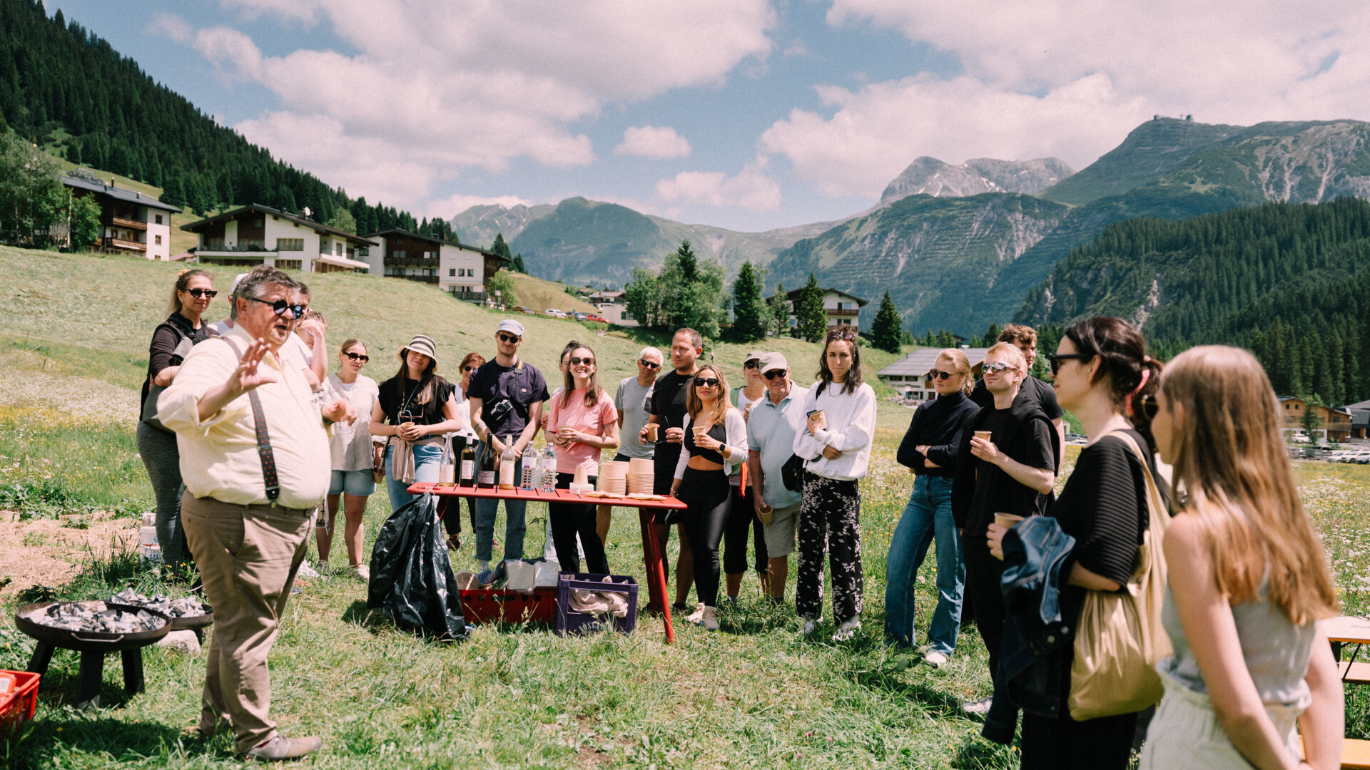 Gespräche mitten in der alpinen Landschaft in Zug am Arlberg 
