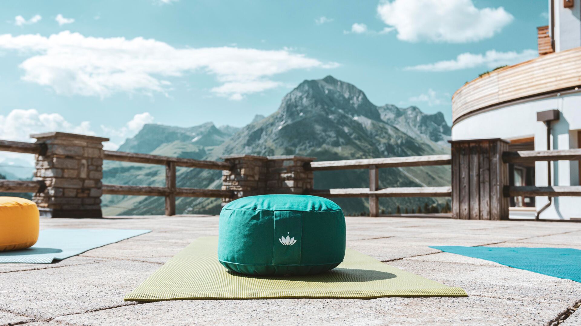 GOLD_BERG_YOGA_105848