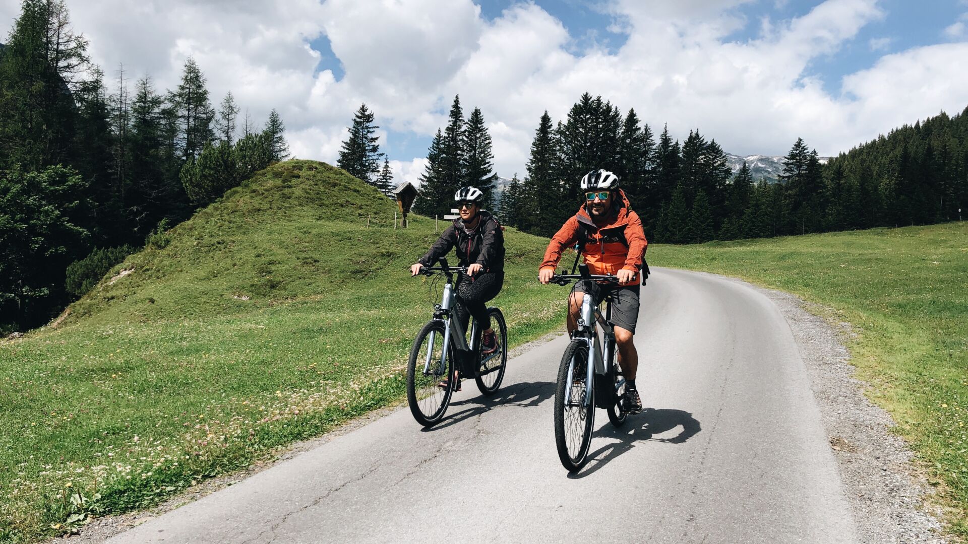 zwei-e-bike-fahrer-unterwegs-auf-der-straße-ins-zugertal