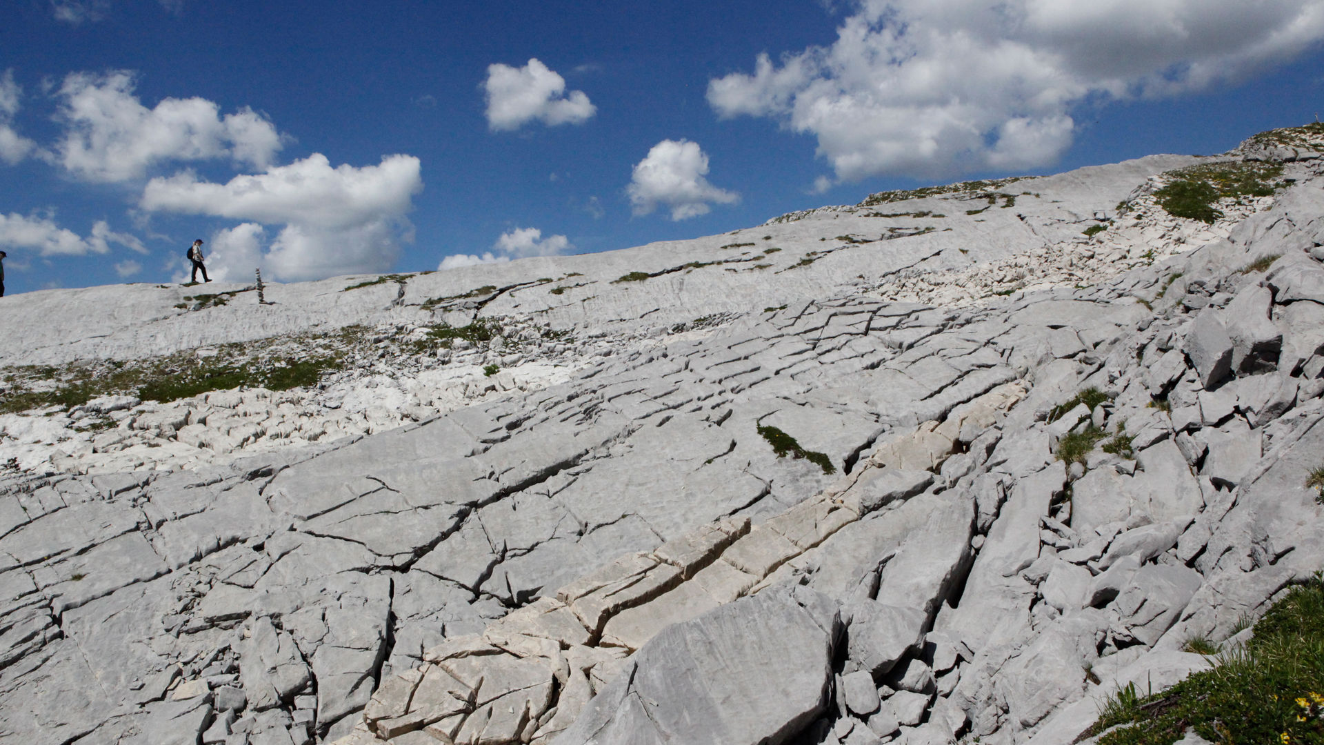 Schroffer Felsen durch welchen sich ein Steig zieht