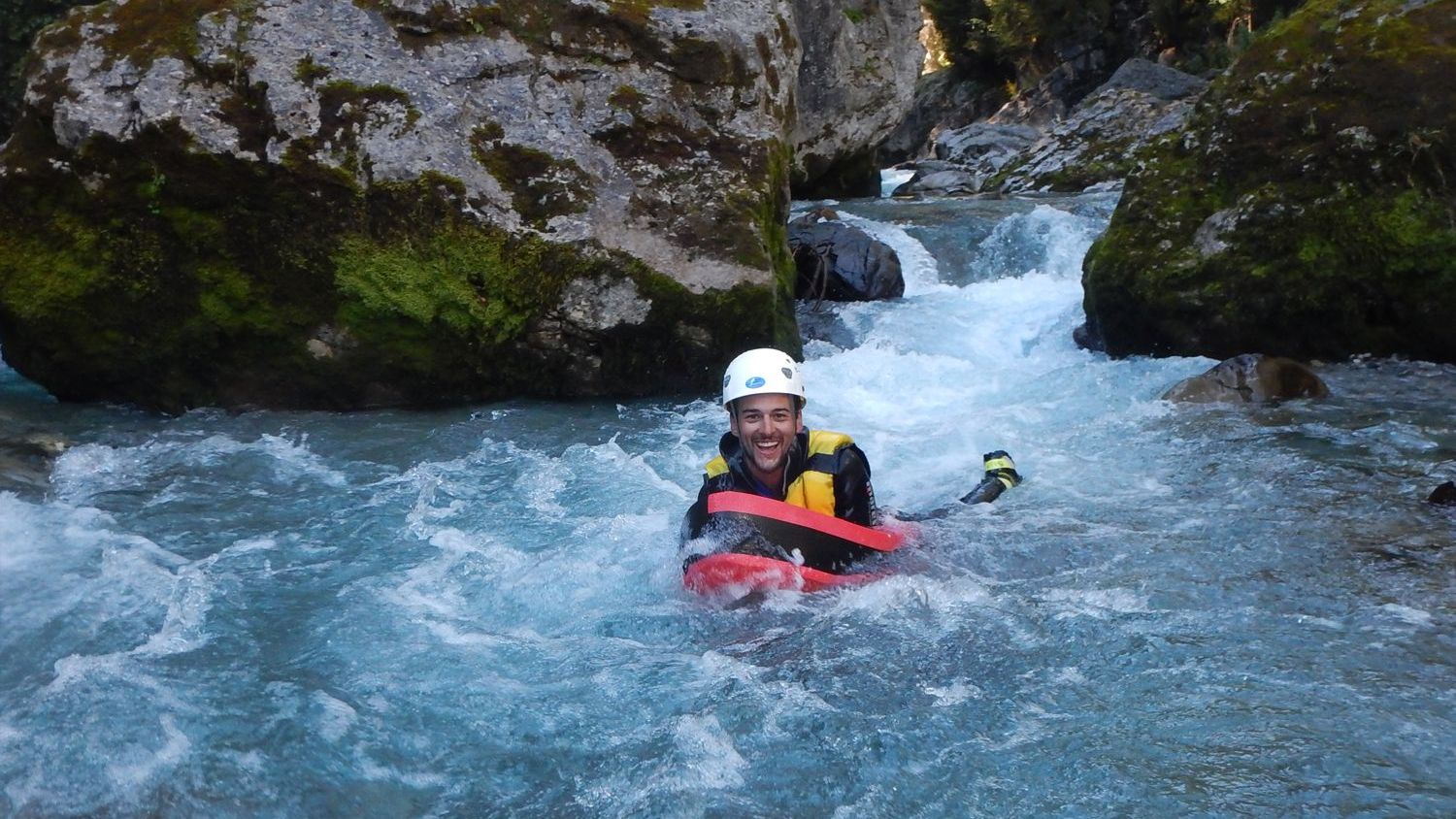 eine Person macht Hydrospeed mit Arlberg Alpin