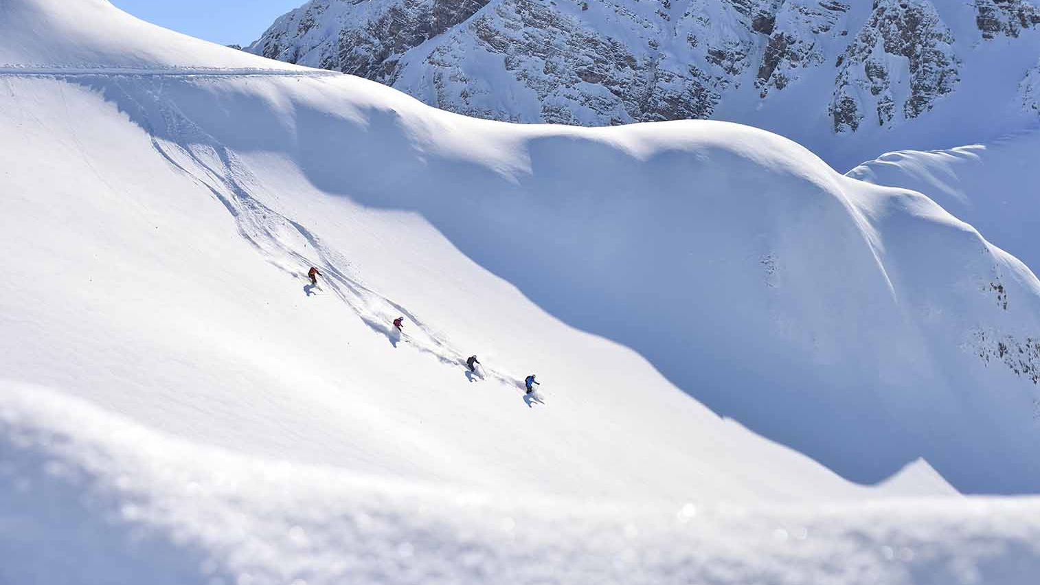 Die Skischule von Lech Zürs meistert gemeinsam die Tiefschneehänge