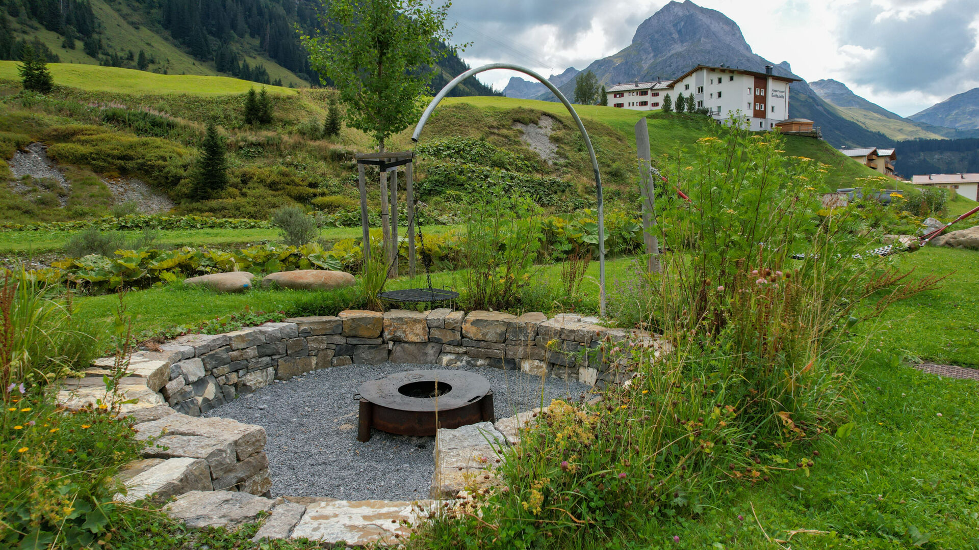 Grillplatz mit Schwenkgrill beim sport.park.lech