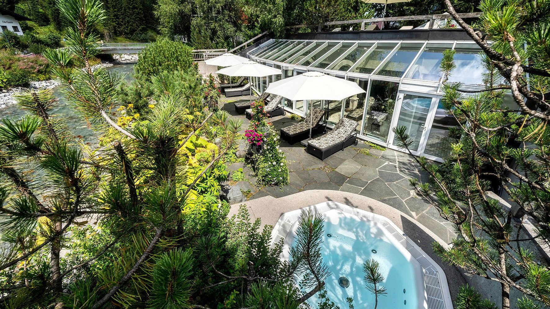 Panorama Aussenwhirlpool im Hotel Krone in Lech