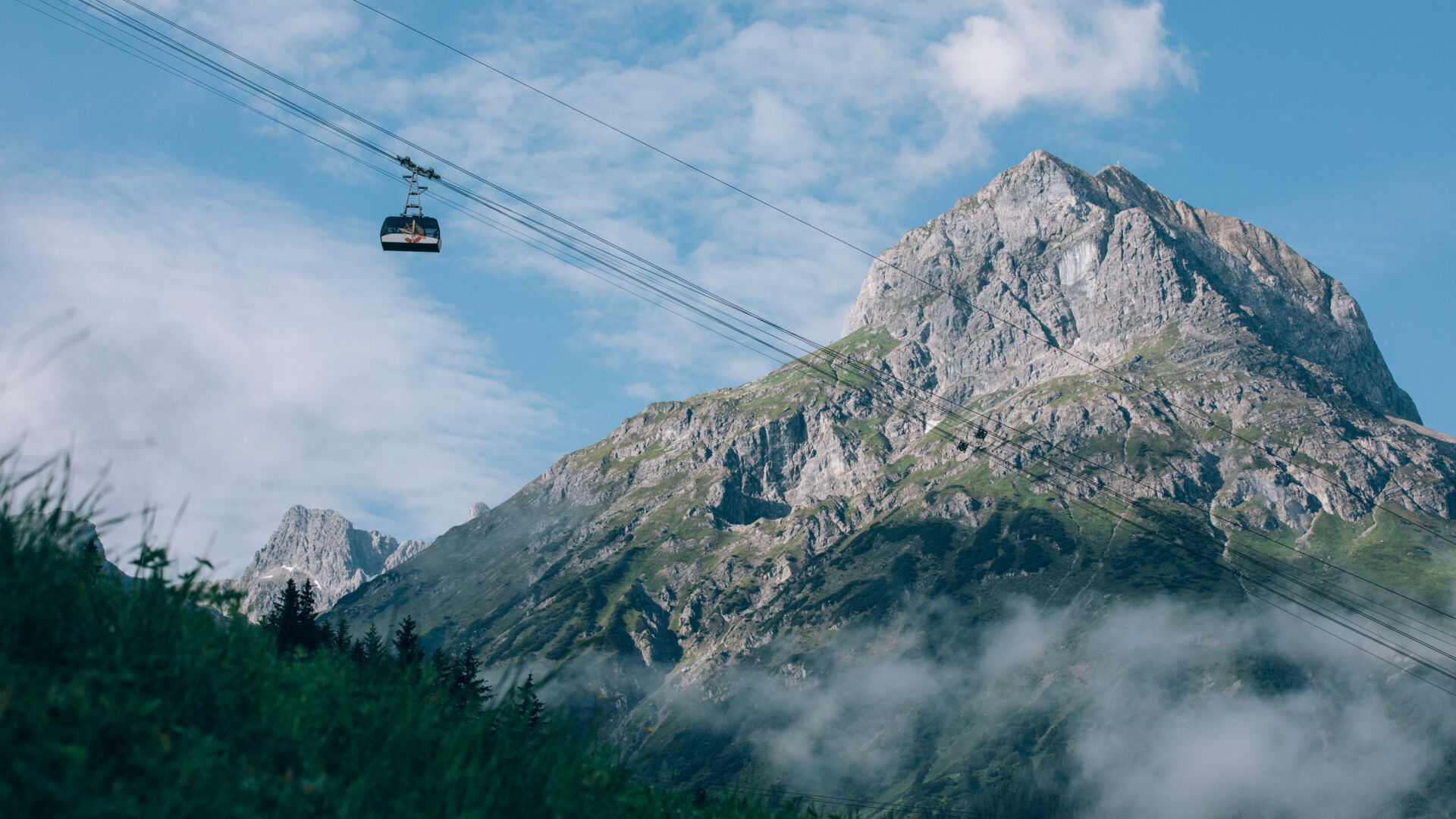 Gondel der Ruefikopf Seilbahn faehrt vor dem Omeshorn bergauf zur Bergstation