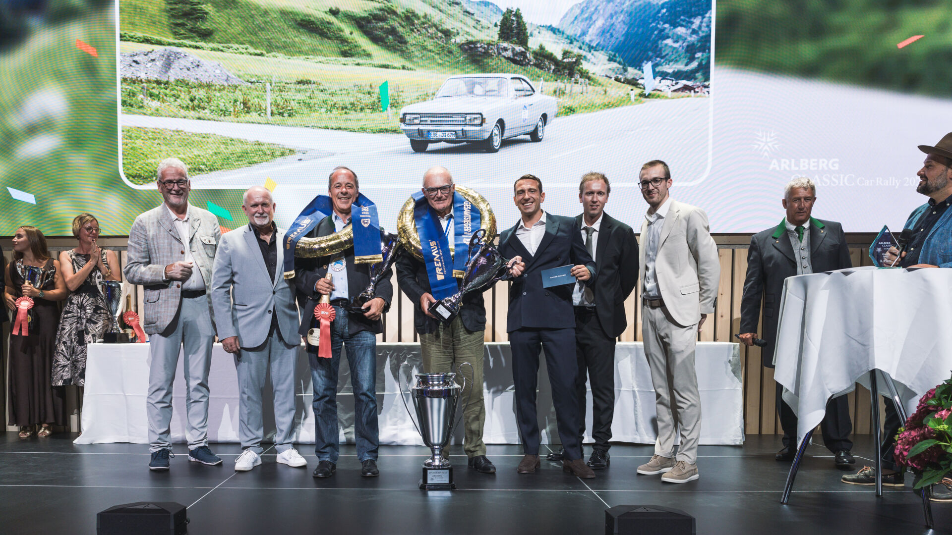 Strahlende Sieger der Arlberg Classic Car Rally 2025 auf der Bühne in den Lechwelten 