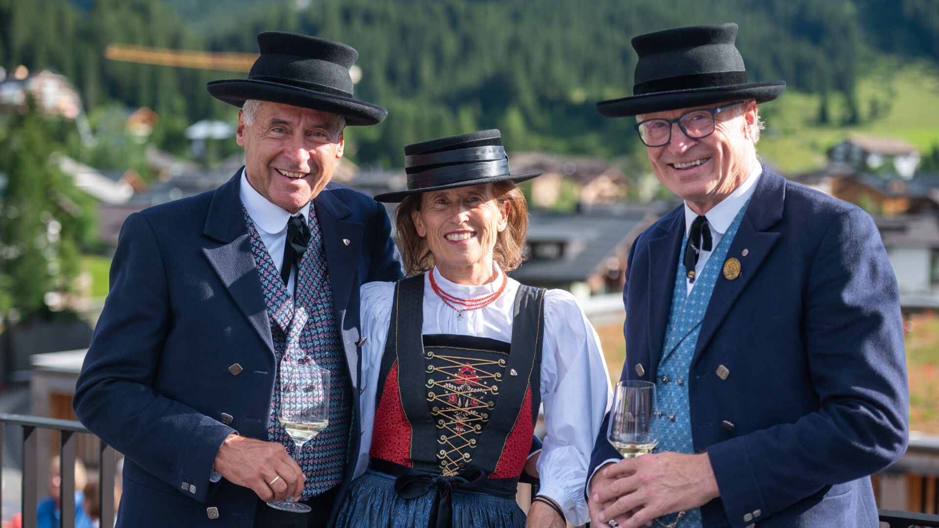 Drei Walser in traditioneller Tracht auf der Dachterrasse der Lechwelten