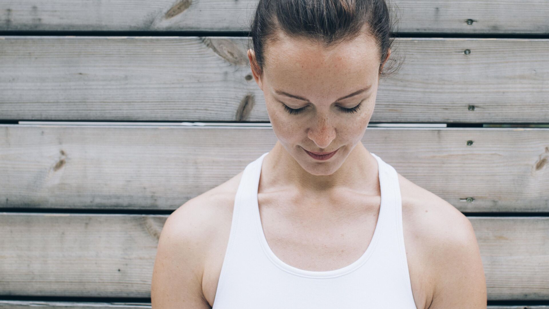 Frau bei Yoga AtemÃ¼bung