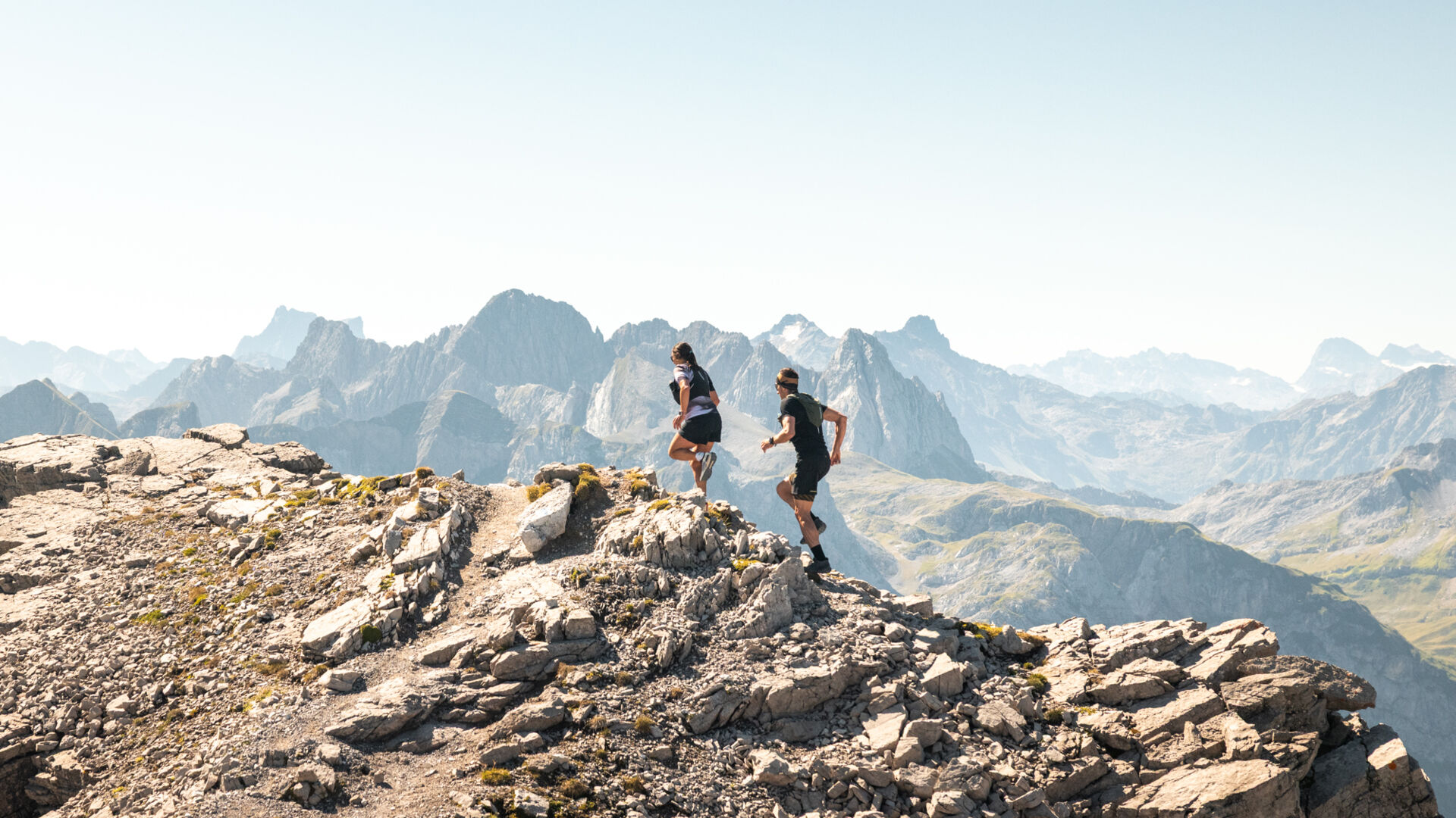 Zwei Trailrunner trainieren in der Berglandschaft von Lech