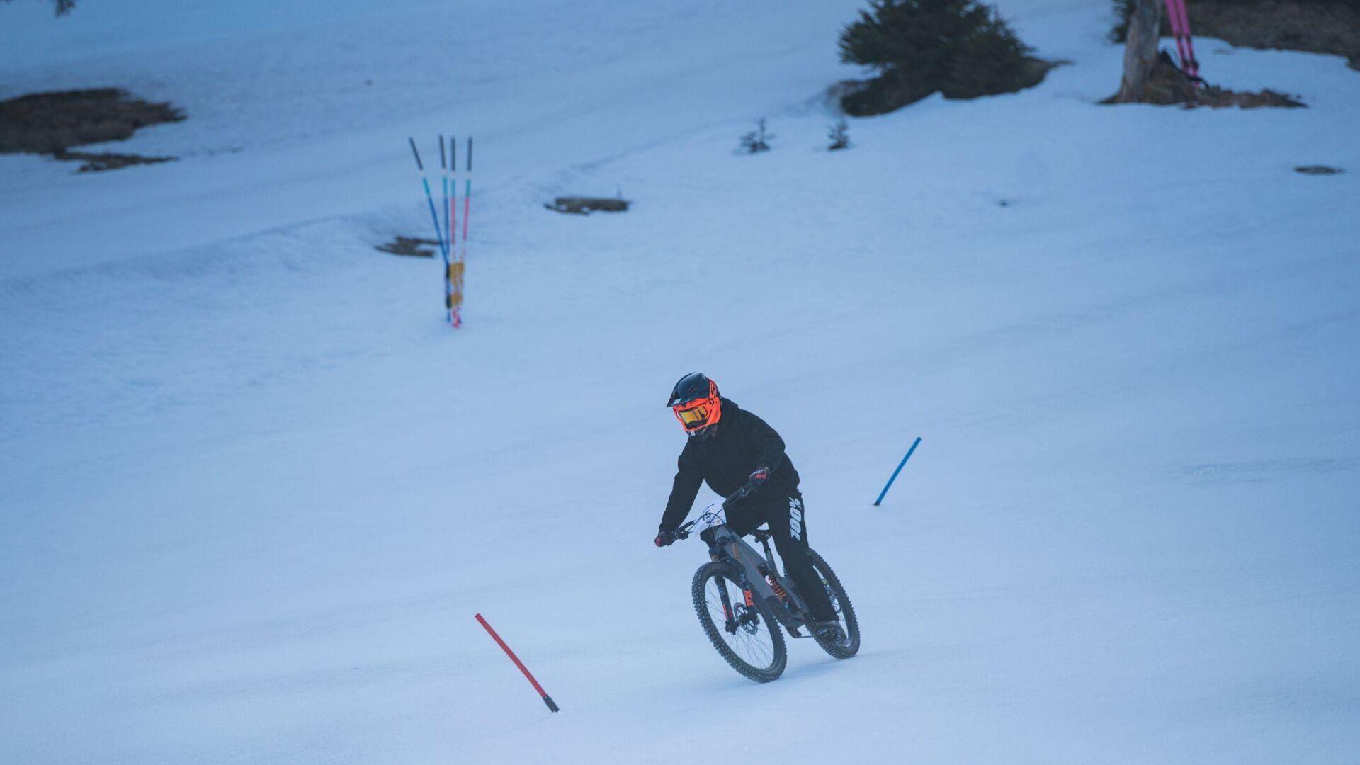 Radrennfahrer im Winter