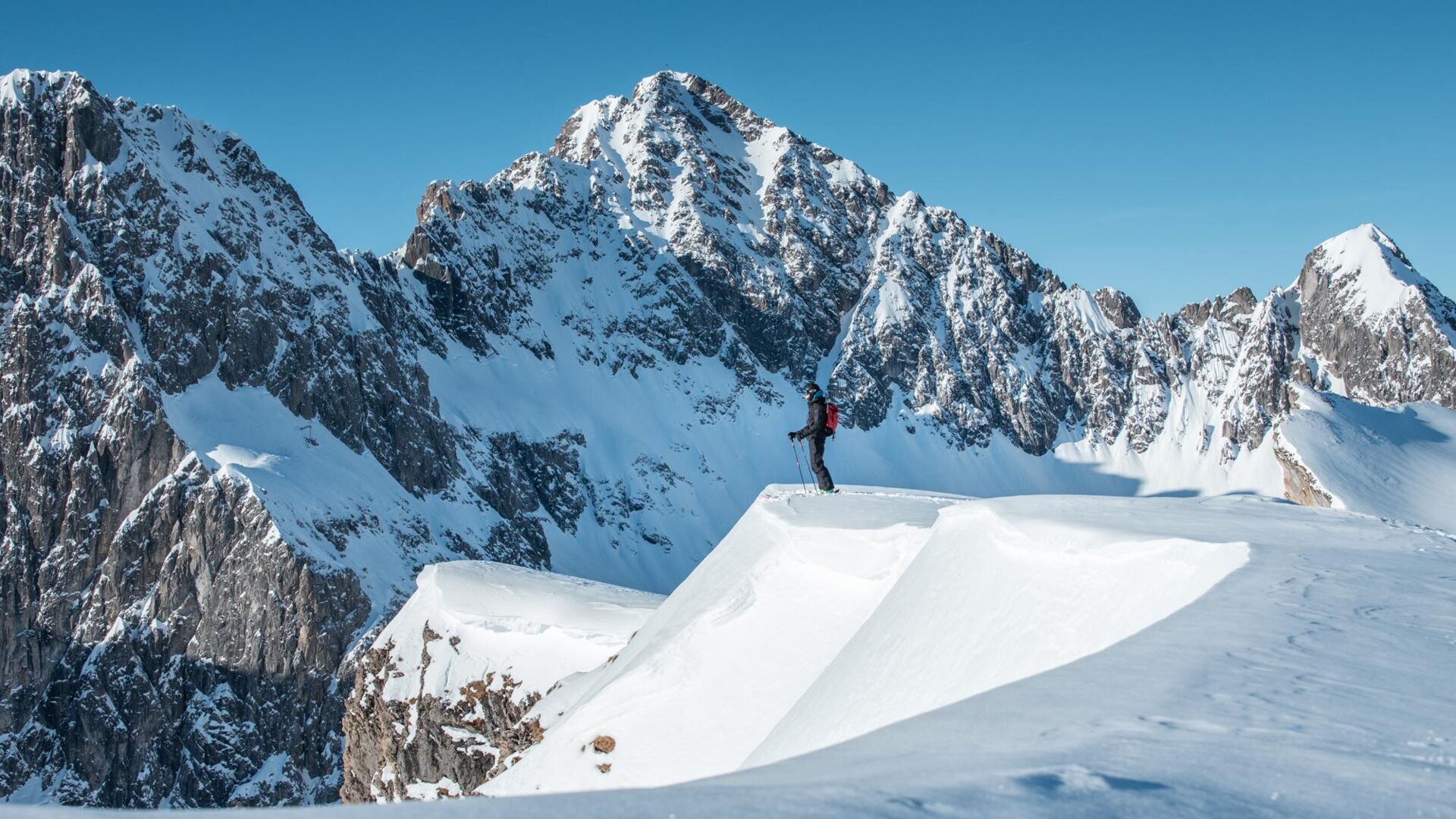 Skifahrer vor Bergkulisse