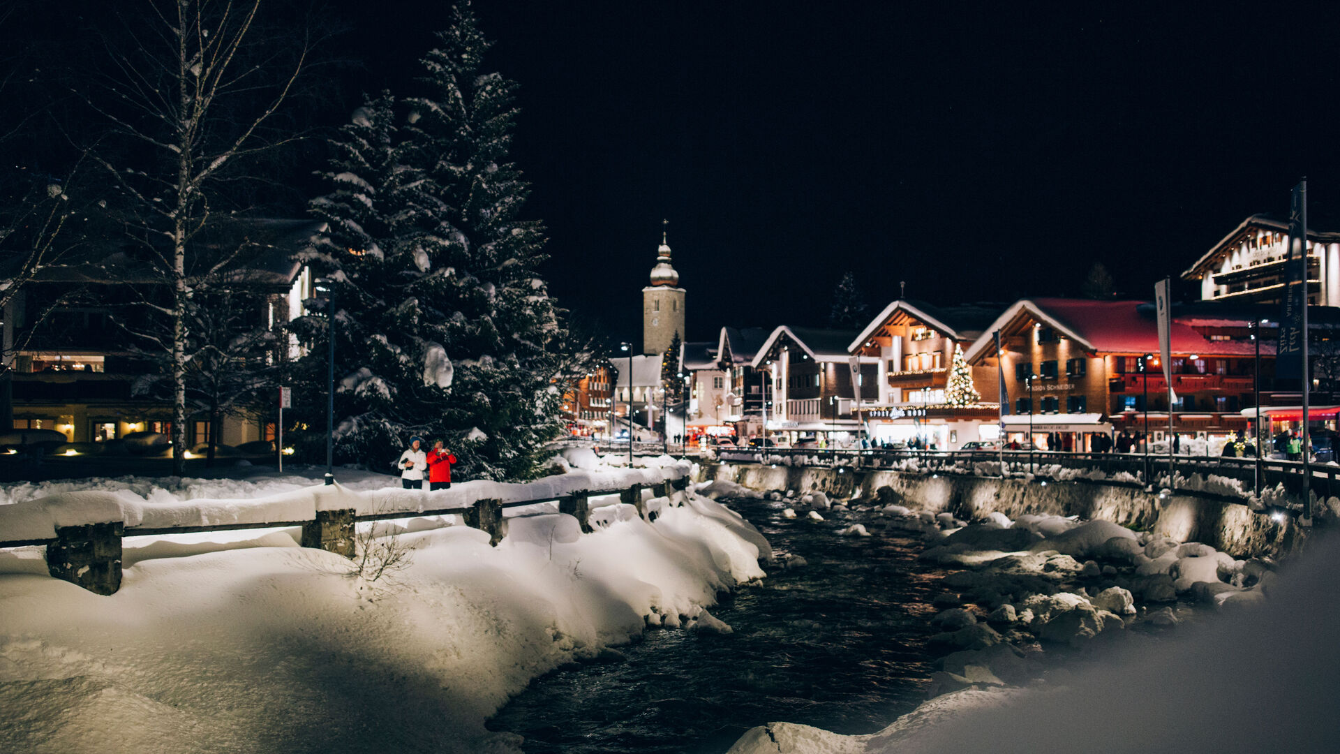 traumhaftes Winterpanorama beim Abendspaziergang durch das schneebedeckte Lech