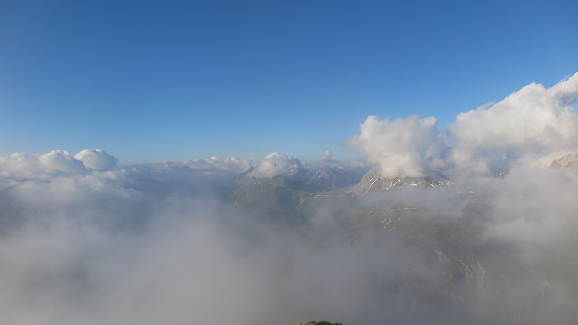 Wolkenstimmung am Gipfel des Omeshorn